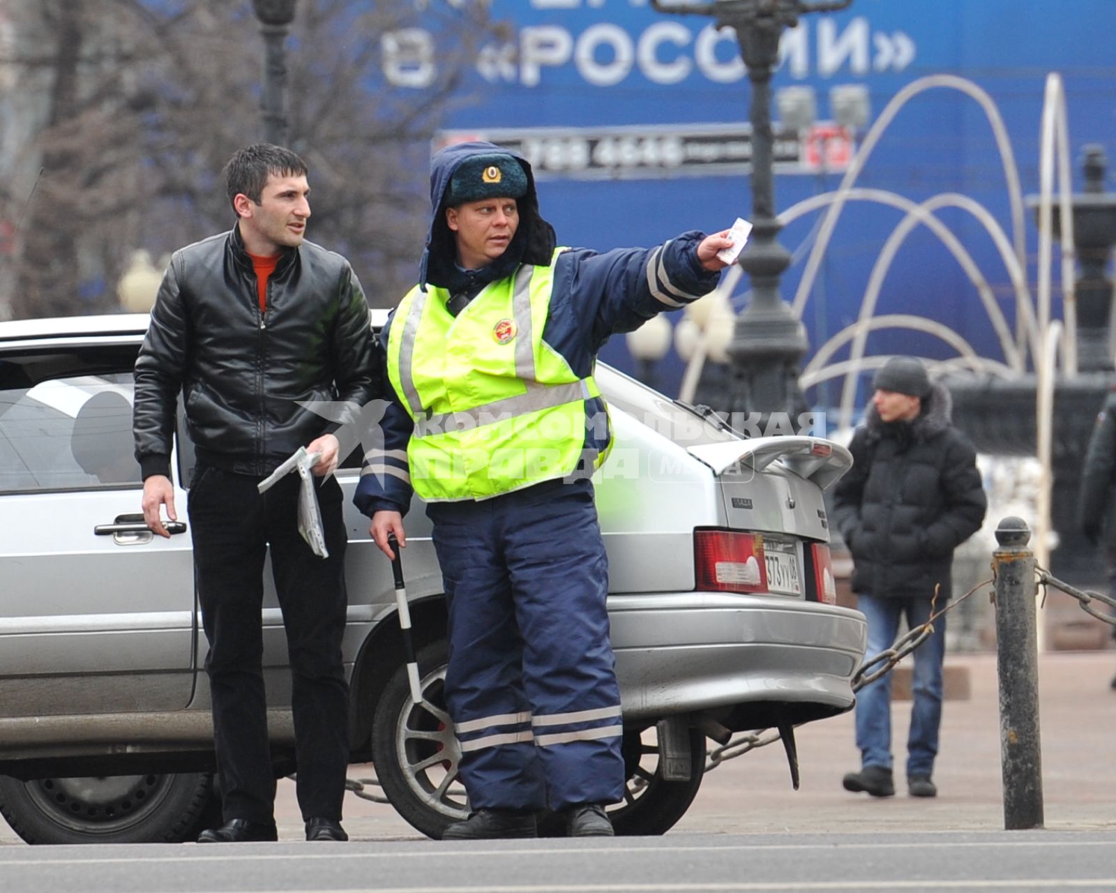 Инспектор ДПС разговаривает с автовладельцем