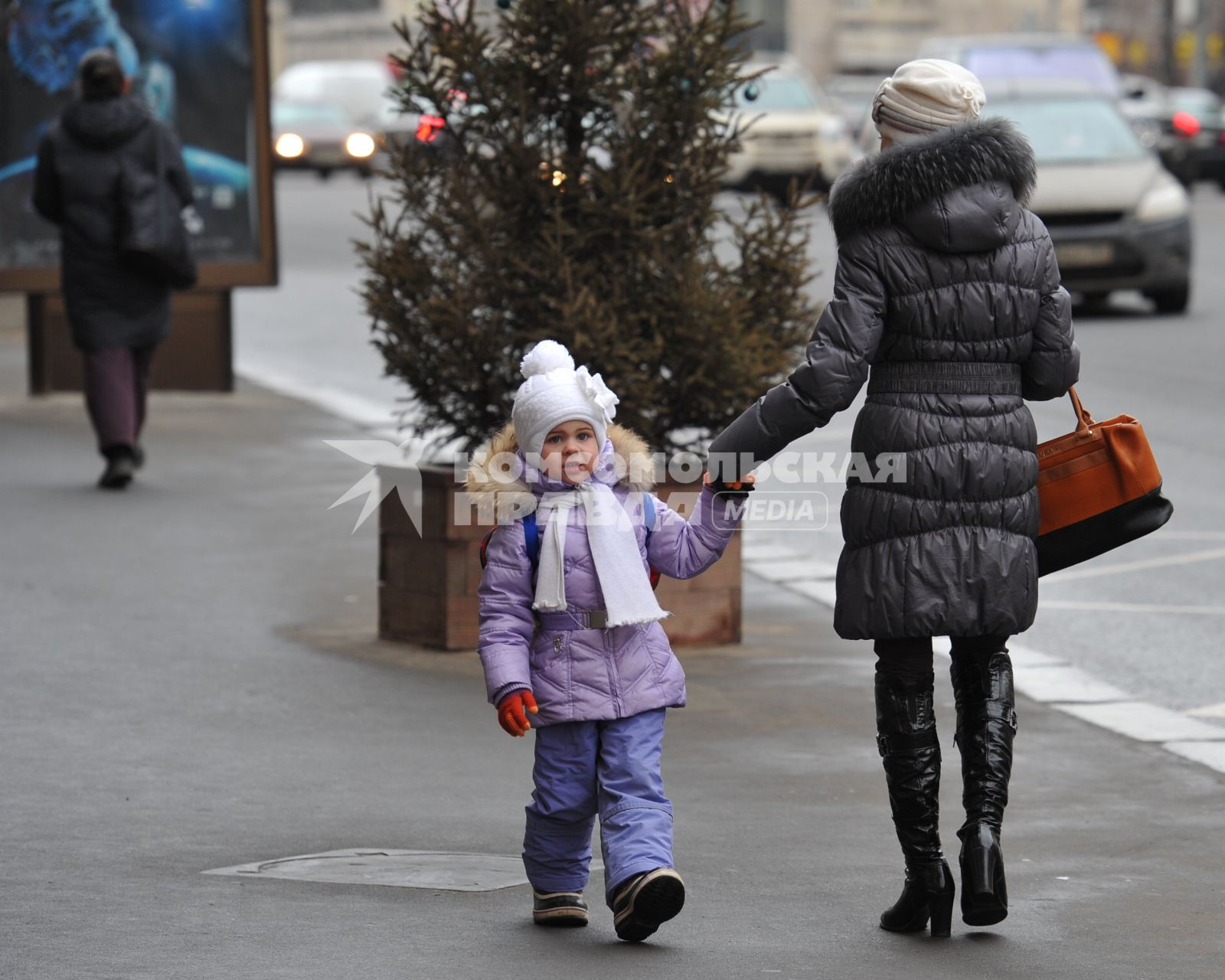 Женщина с ребенком на улице города