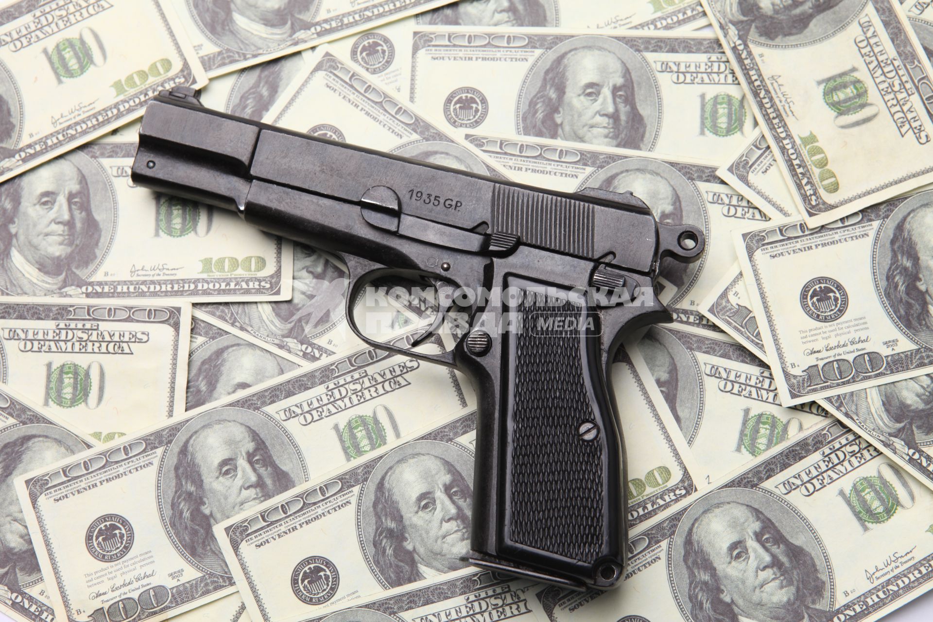 Пистолет на долларах США.