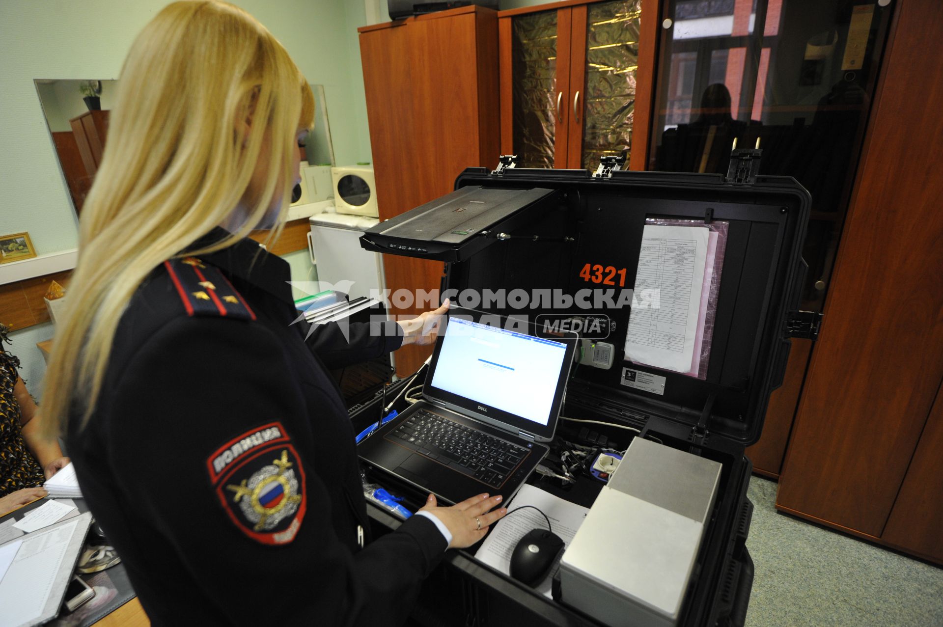 Экспертно-криминалистический центр Управления на транспорте МВД РФ (ЭКЦ УТ МВД России). На снимке: мобильный комплекс эксперта-криминалиста `Папилон-М`.