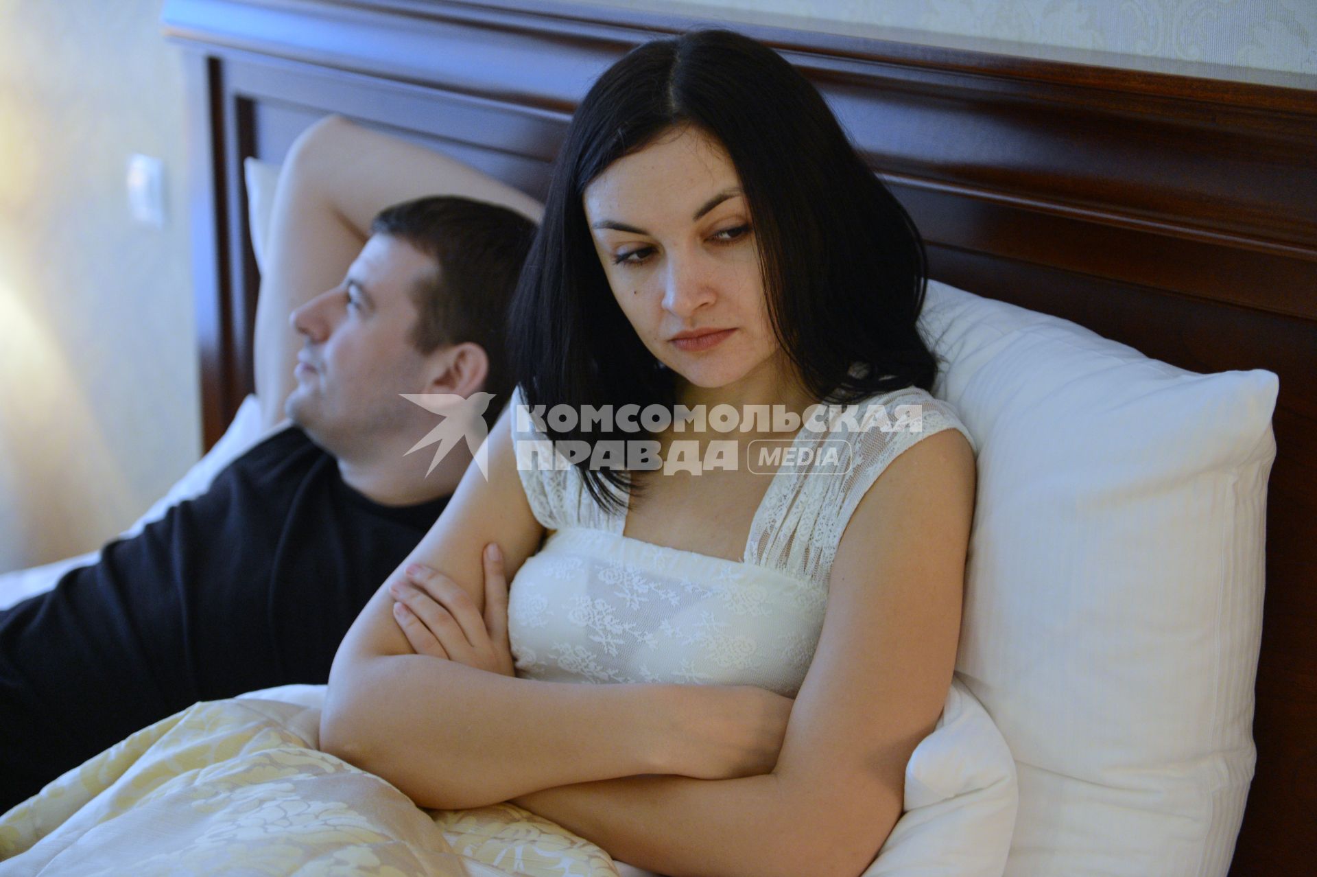 Отношения мужчины и женщины. На снимке: мужчина и женщина в постели.