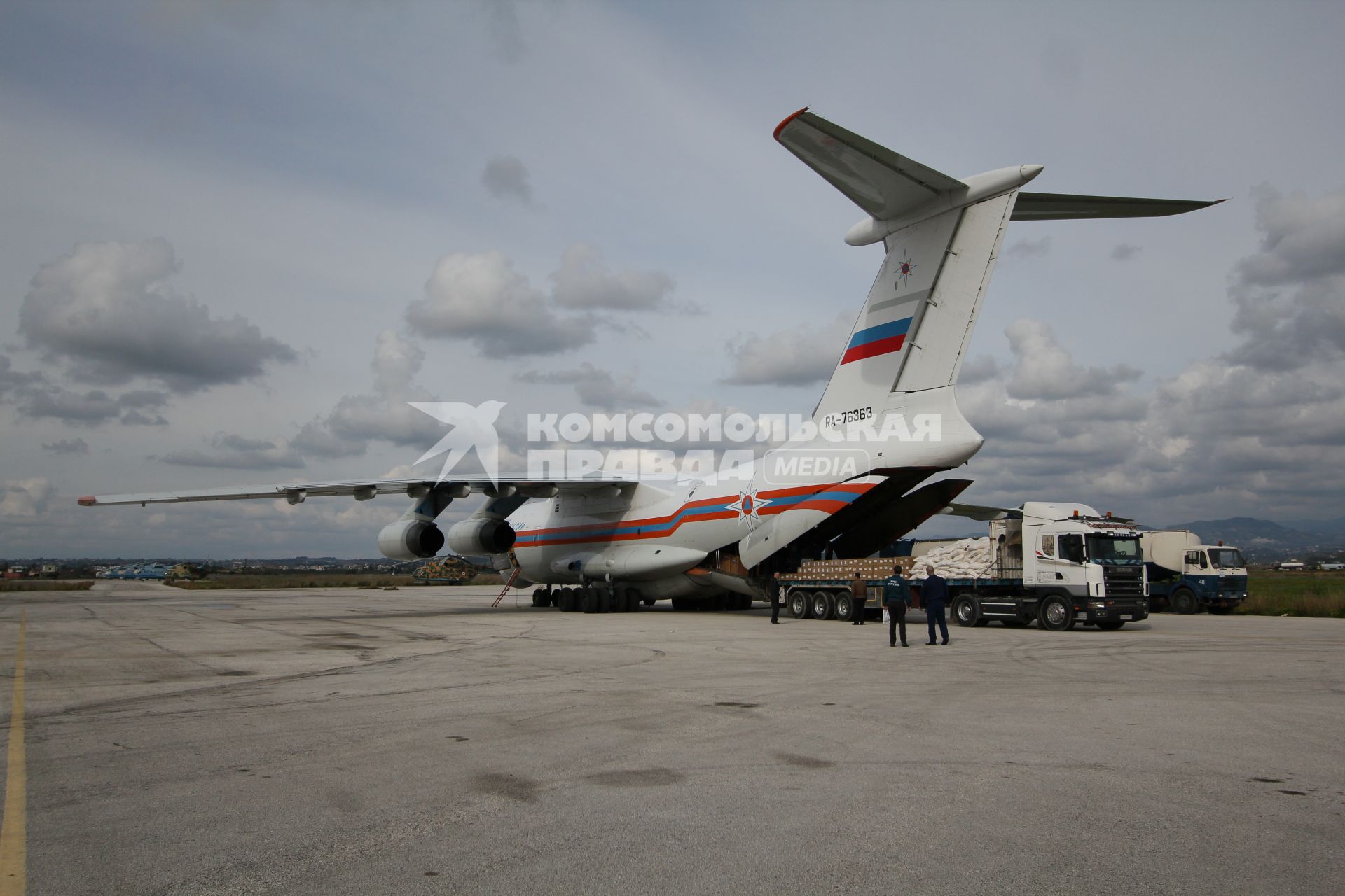 Самолет МЧС РФ на аэродроме Латакая. Разгрузка гуманитарного груза из России.