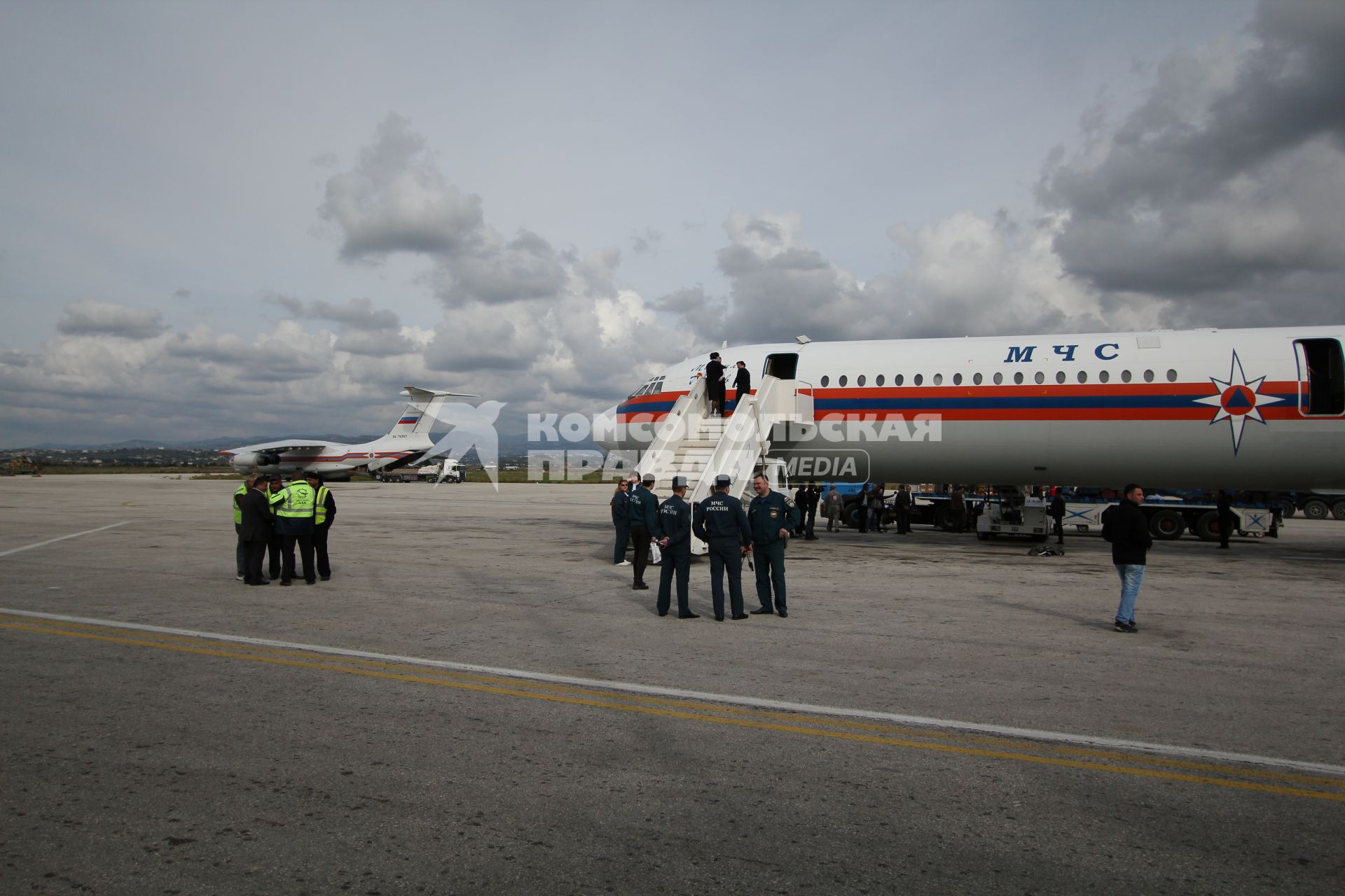 Самолет Ил-62 МЧС России на летном поле.