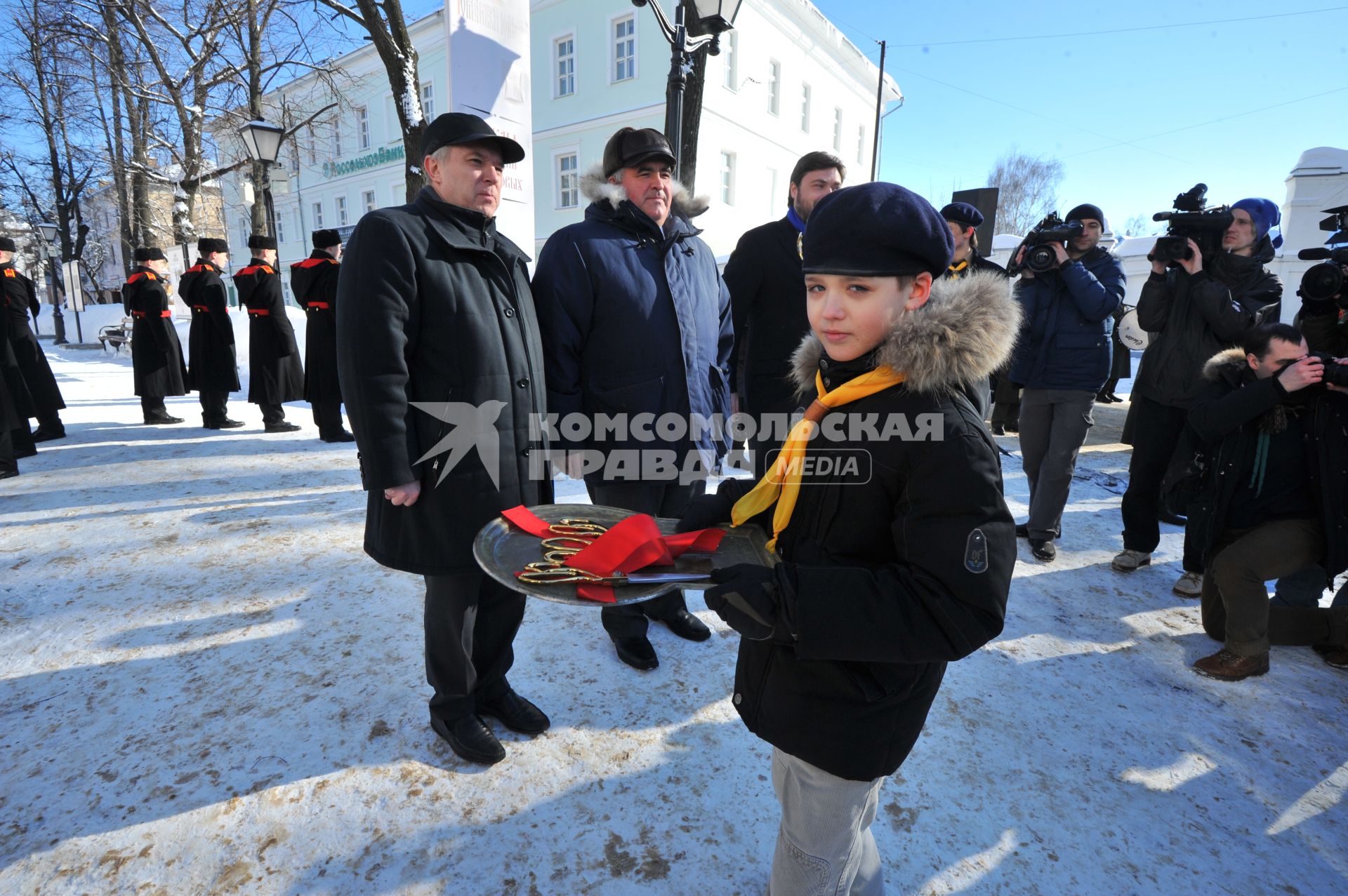 Открытие выставки личных архивов родной сестры последнего российского императора Николая II в рамках официальных торжеств, посвященных 400-летию восстановления российской государственности и юбилею Дома Романовых. На снимке: разрезание красной ленточки.