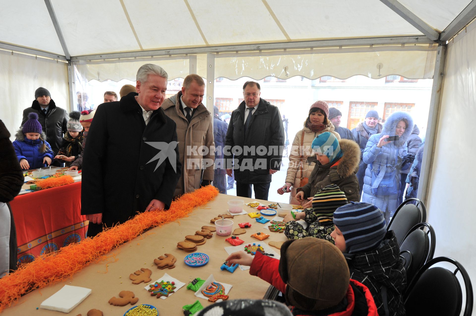 Открытие городского Масленичного фестиваля в Камергерском переулке. На снимке: мэр Москвы Сергей Собянин (слева) и руководитель Департамента культуры Москвы Сергей Капков (в центре).