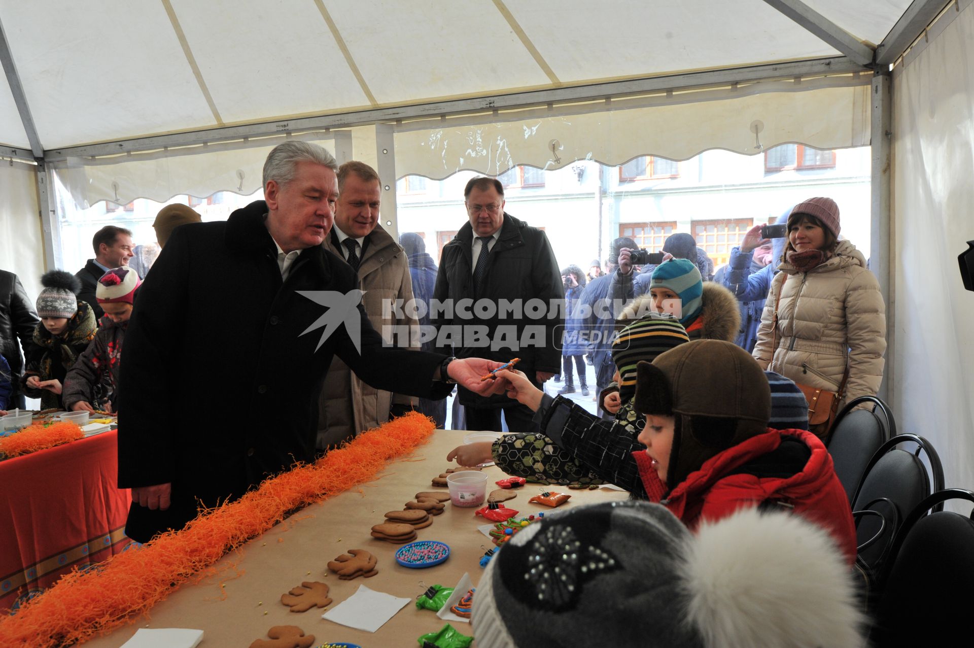 Открытие городского Масленичного фестиваля в Камергерском переулке. На снимке: мэр Москвы Сергей Собянин (в центре) и руководитель Департамента культуры Москвы Сергей Капков (второй справа).