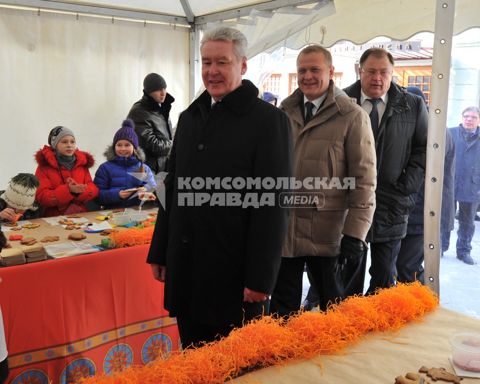 Открытие городского Масленичного фестиваля в Камергерском переулке. На снимке: мэр Москвы Сергей Собянин (слева) и руководитель Департамента культуры Москвы Сергей Капков (в центре).