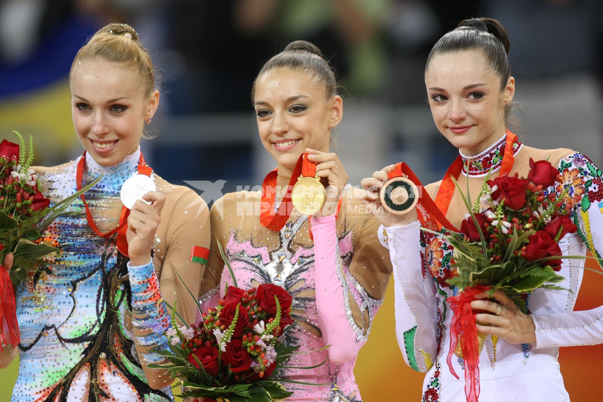 Чемпионат Европы по художественной гимнастике проходит в Турине.  Украинская гимнастка Анна Бессонова (второе место), россиянки Евгения Канаева (первое место) и Ольга Капранова.