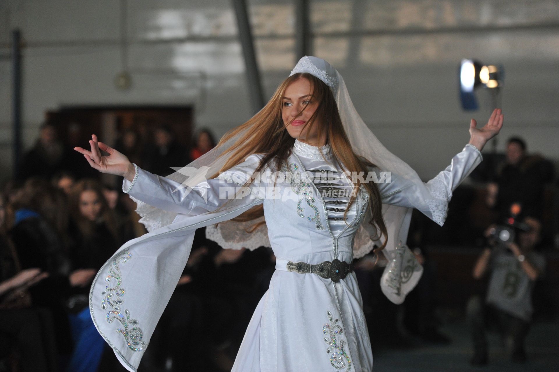 Саперная часть в Подмосковье. Участницы конкурса `Мисс Россия 2013` поздравили военнослужащих с Днем защитника Отечества. На снимке: концерт участниц конкурса.