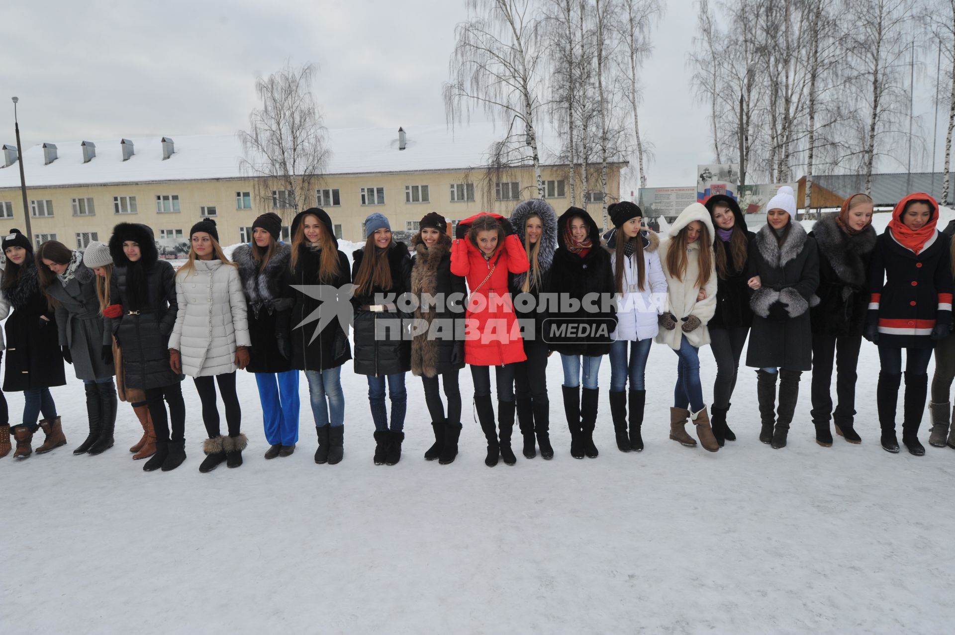 Саперная часть в Подмосковье. Участницы конкурса `Мисс Россия 2013` поздравили военнослужащих с Днем защитника Отечества. На снимке: шеренга участниц конкурса.