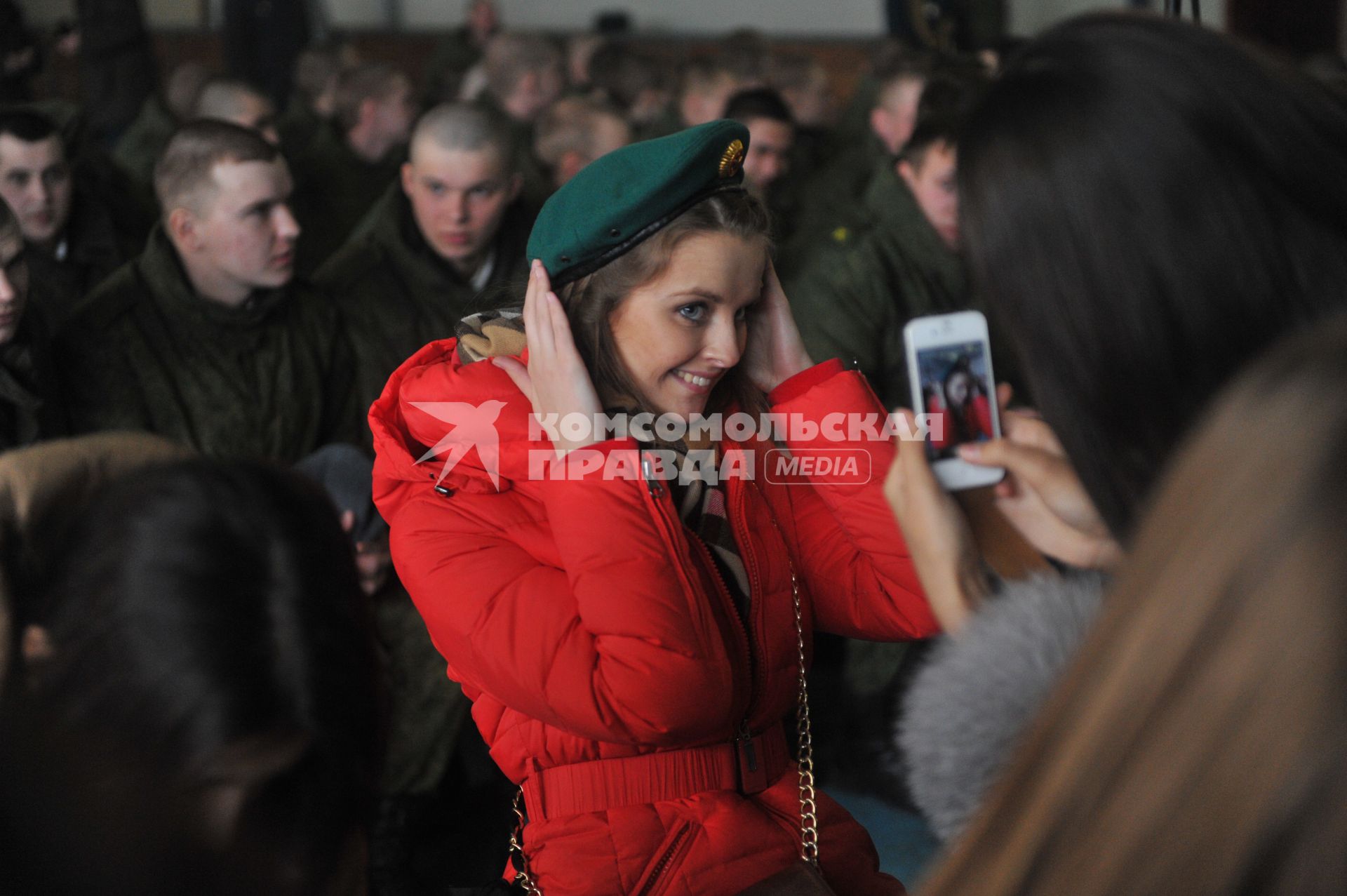 Саперная часть в Подмосковье. Участницы конкурса `Мисс Россия 2013` поздравили военнослужащих с Днем защитника Отечества. На снимке: участница конкурса в военном берете