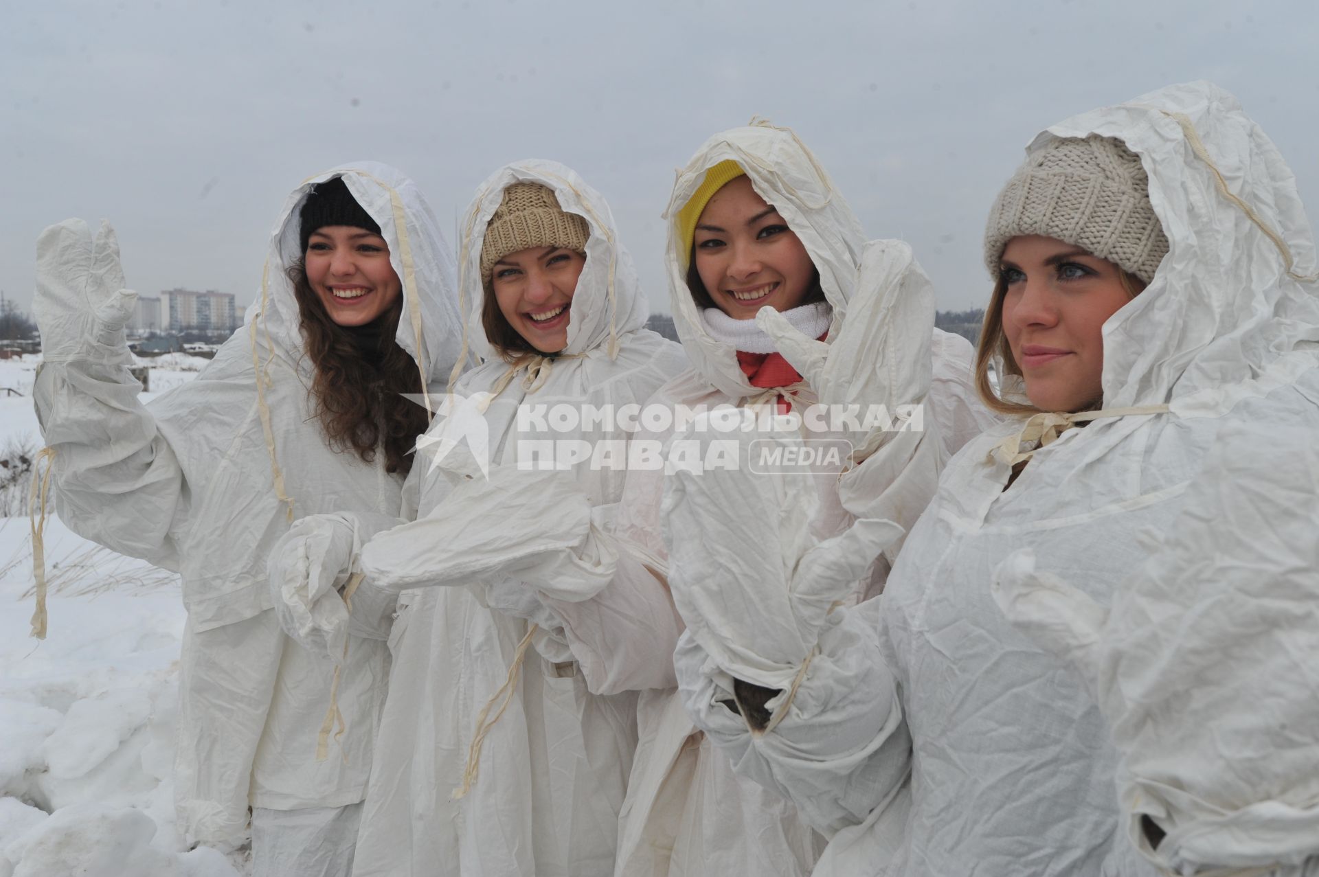 Саперная часть в Подмосковье. Участницы конкурса `Мисс Россия 2013` поздравили военнослужащих с Днем защитника Отечества. На снимке: участницы конкурса в белых маскировочных костюмах.