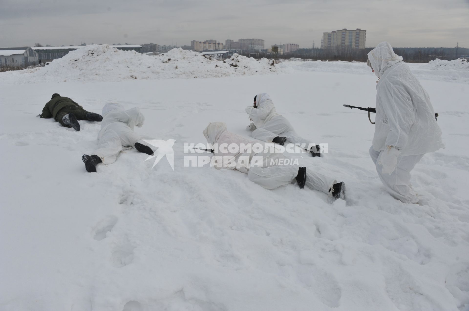 Саперная часть в Подмосковье. Участницы конкурса `Мисс Россия 2013` поздравили военнослужащих с Днем защитника Отечества. На снимке: участницы конкурса в белых маскировочных костюмах.