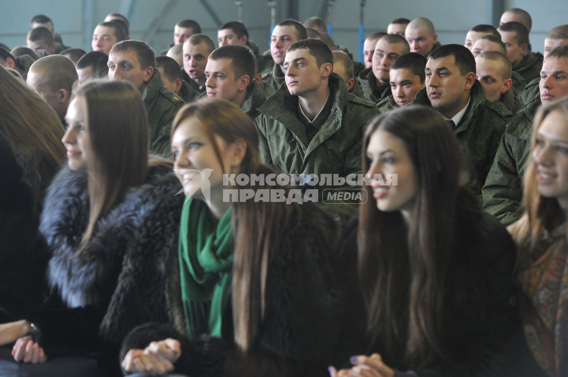 Саперная часть в Подмосковье. Участницы конкурса `Мисс Россия 2013` поздравили военнослужащих с Днем защитника Отечества.