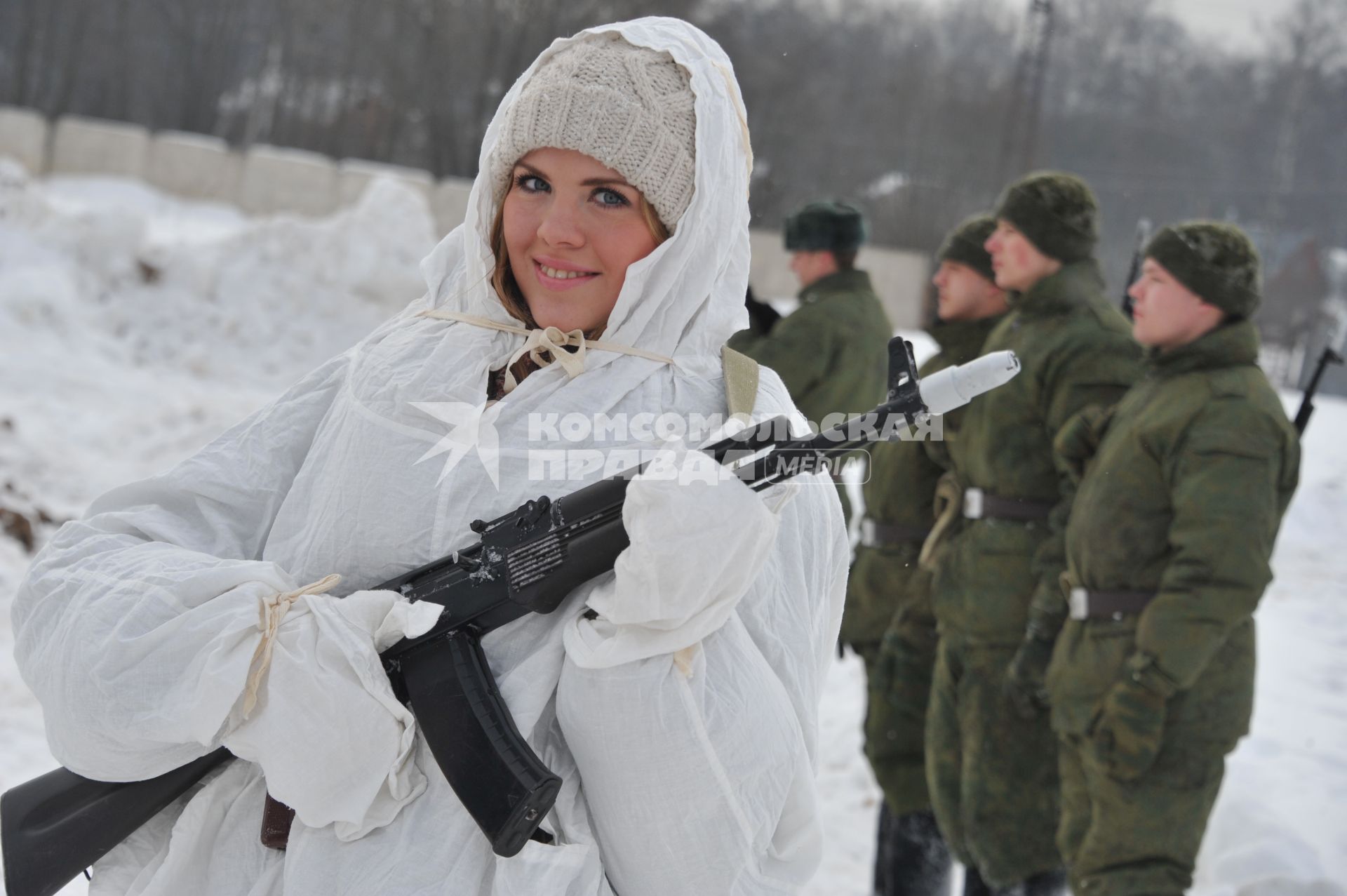 Саперная часть в Подмосковье. Участницы конкурса `Мисс Россия 2013` поздравили военнослужащих с Днем защитника Отечества. На снимке: участница конкурса в белом маскировочном костюме.