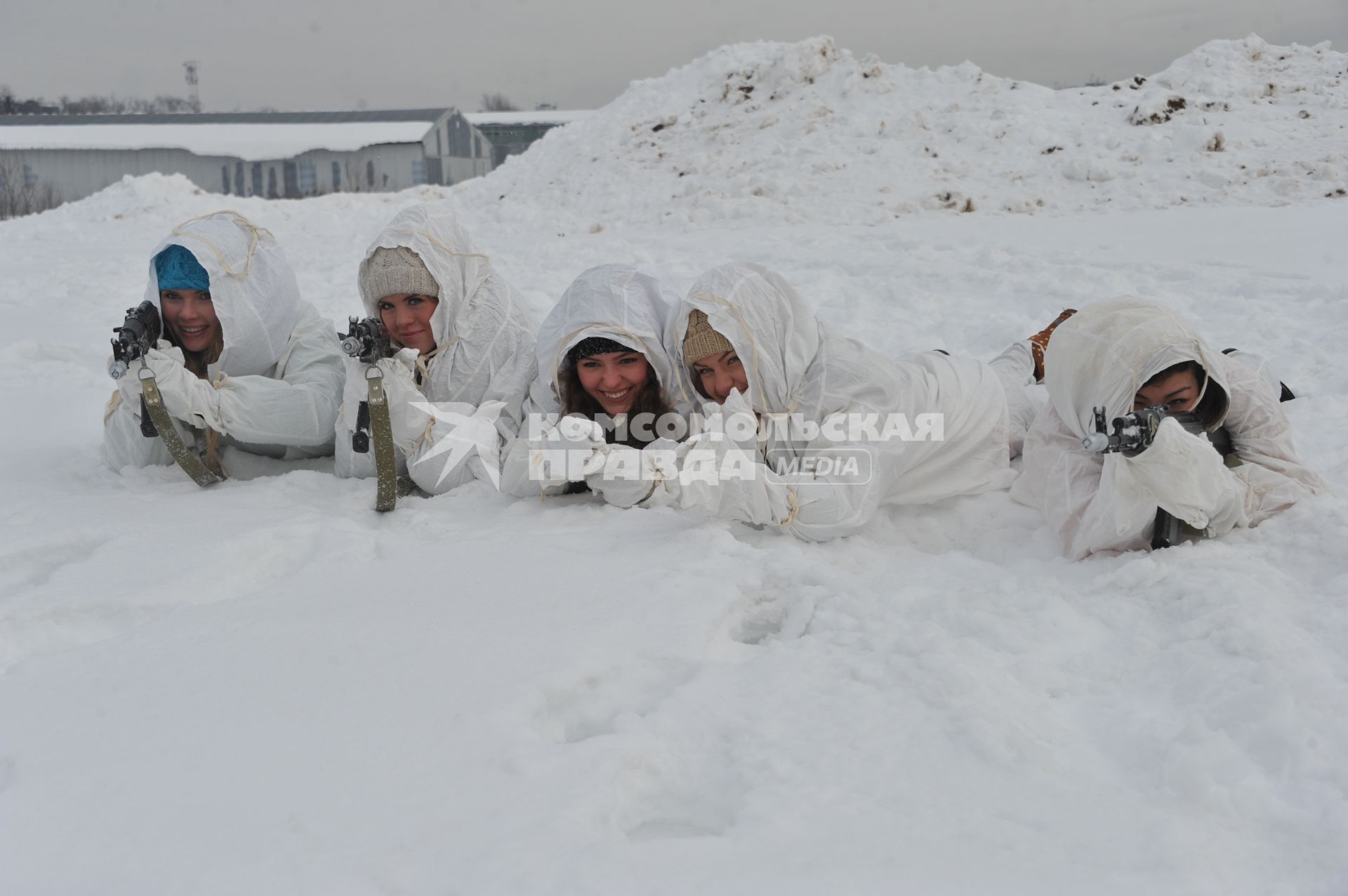 Саперная часть в Подмосковье. Участницы конкурса `Мисс Россия 2013` поздравили военнослужащих с Днем защитника Отечества. На снимке: участницы конкурса в белых маскировочных костюмах.