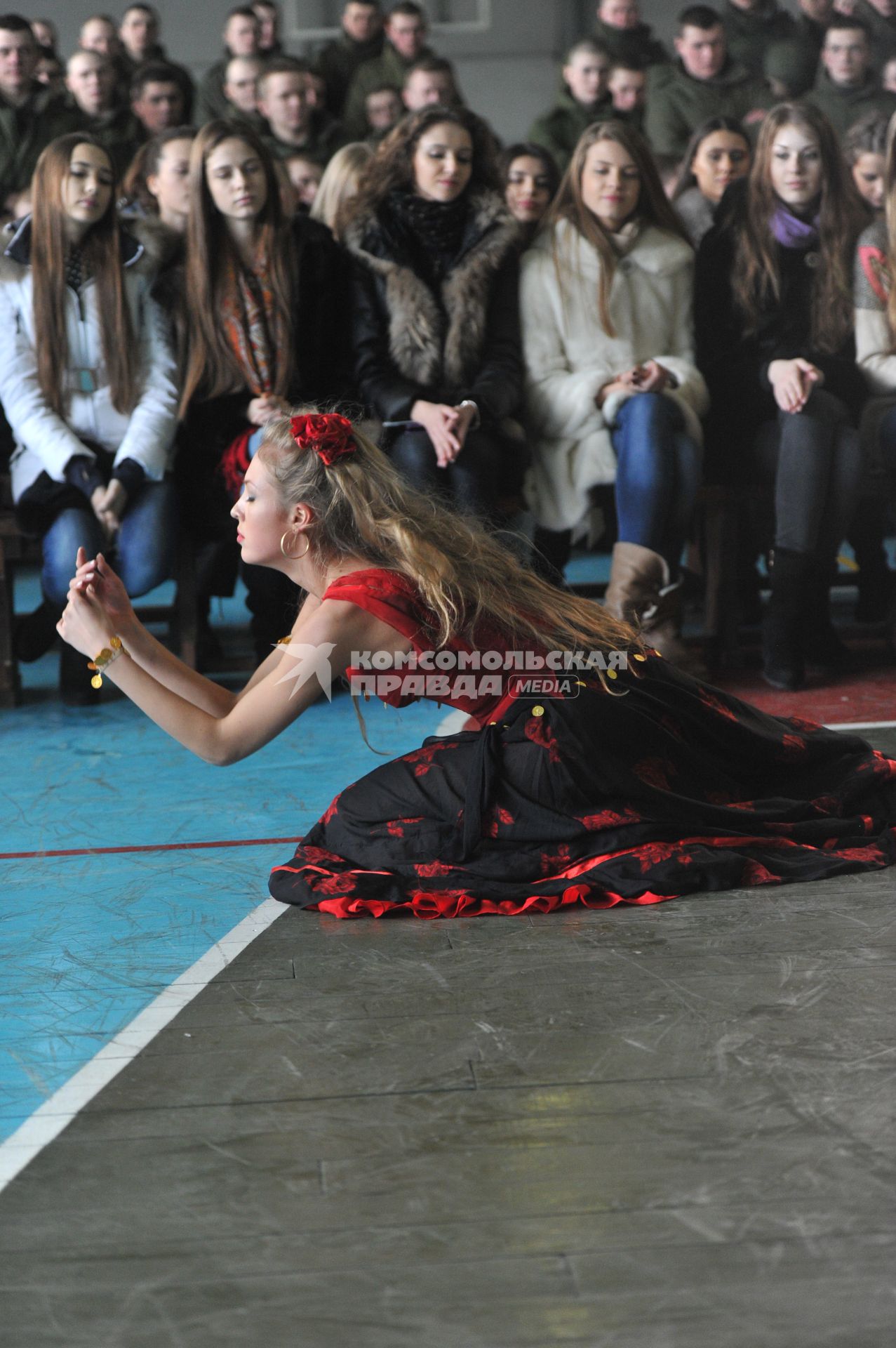 Саперная часть в Подмосковье. Участницы конкурса `Мисс Россия 2013` поздравили военнослужащих с Днем защитника Отечества. На снимке: концерт участниц конкурса.