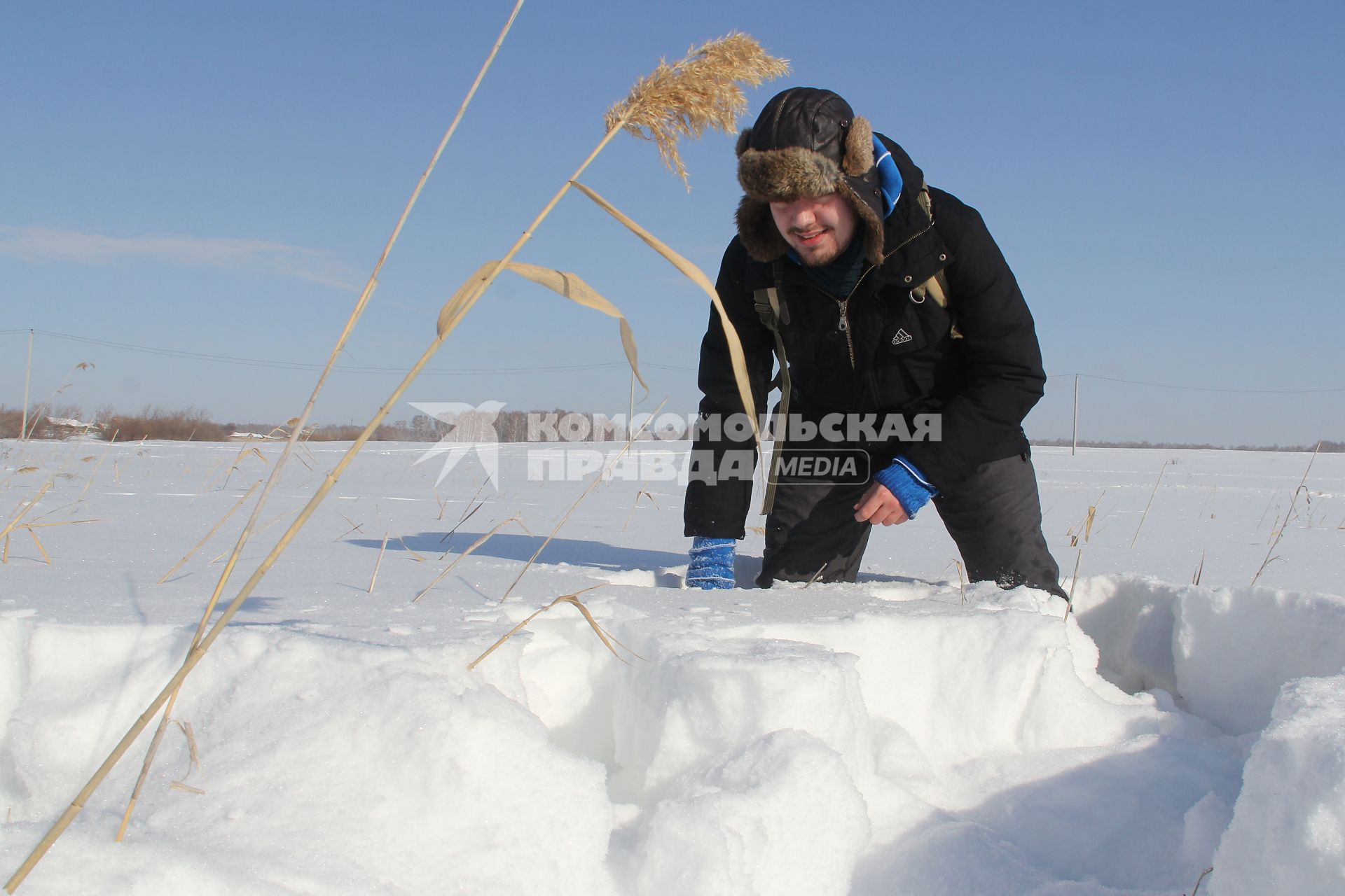 Корреспондент `КП` Александр Дыбин ищет частицу метеорита.