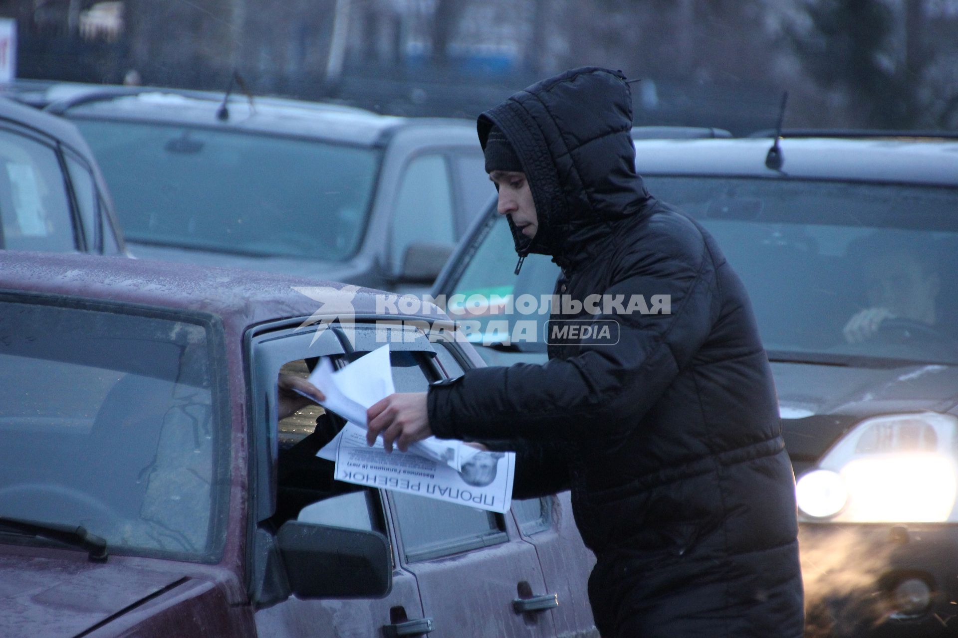 Волонтер раздает объявления по поиску пропавшего ребенка Василисы Галициной.