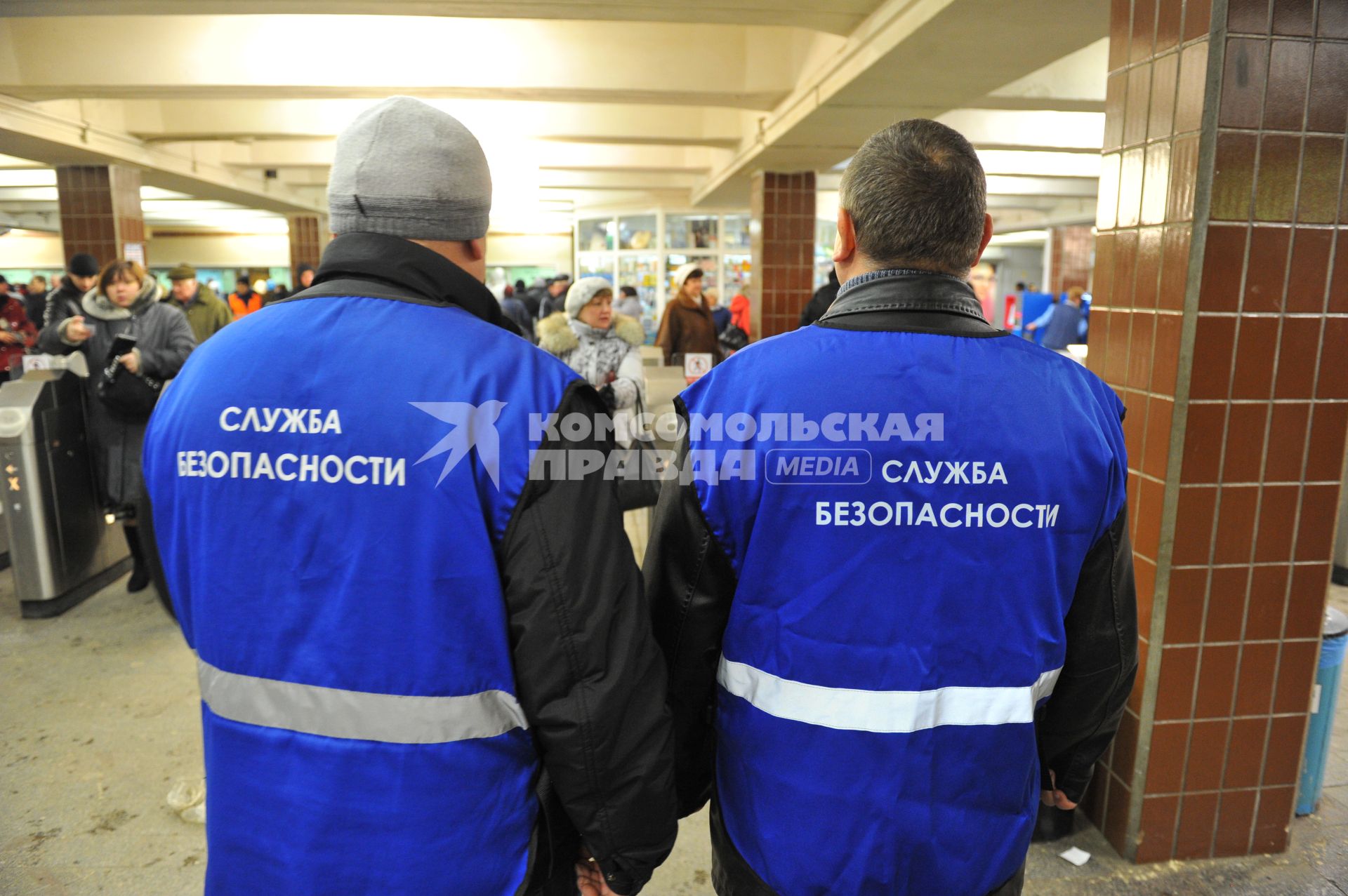 Станция метро `Комсомольская`. Рейд по выявлению безбилетных пассажиров. На снимке: сотрудники службы безопасности метрополитена и пассажиры.