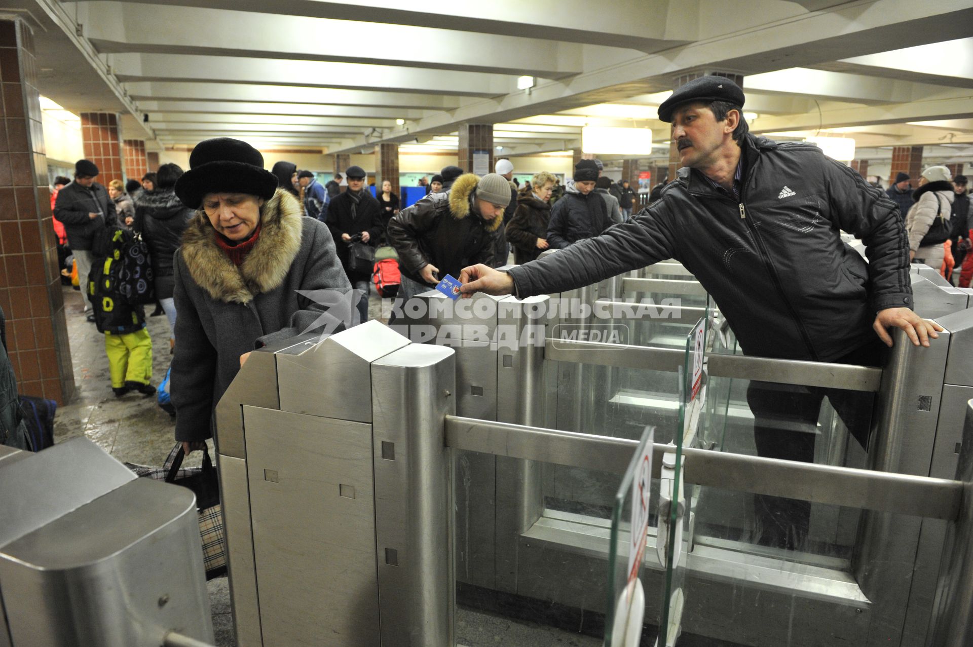 Станция метро `Комсомольская`. Рейд по выявлению безбилетных пассажиров. На снимке: турникет.