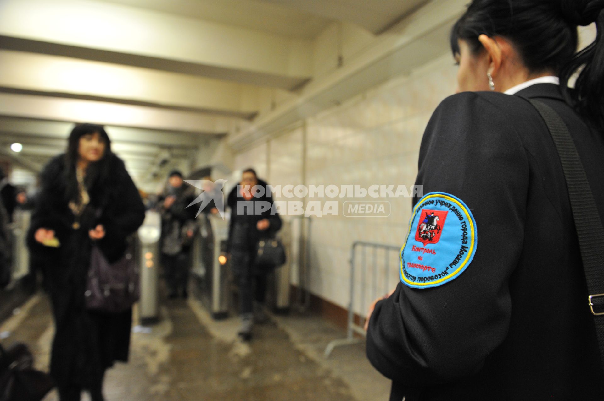 Станция метро `Комсомольская`. Рейд по выявлению безбилетных пассажиров. На снимке: надпись на шевроне `Контроль на транспорте`