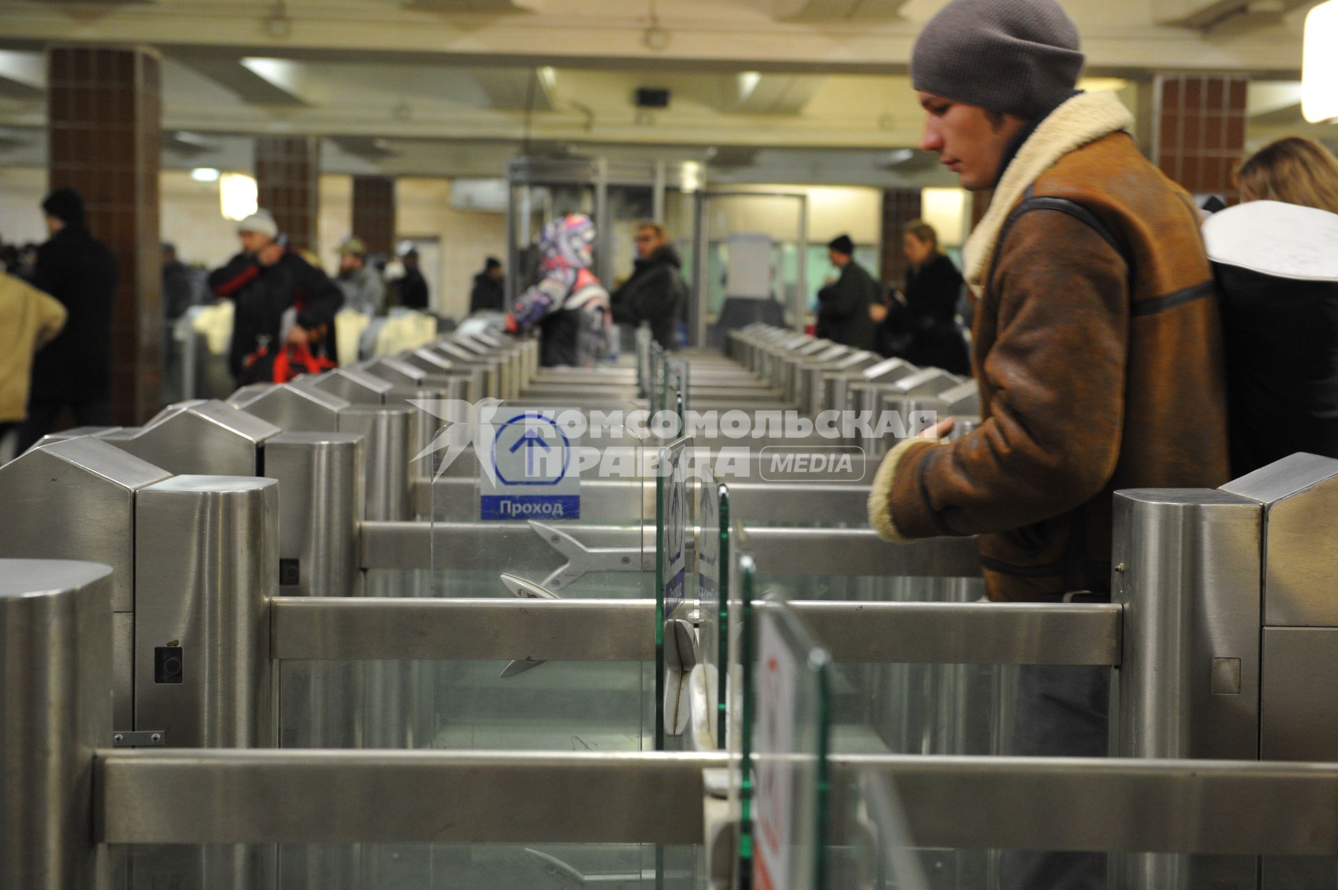 Станция метро `Комсомольская`. На снимке: пассажир у турникета.