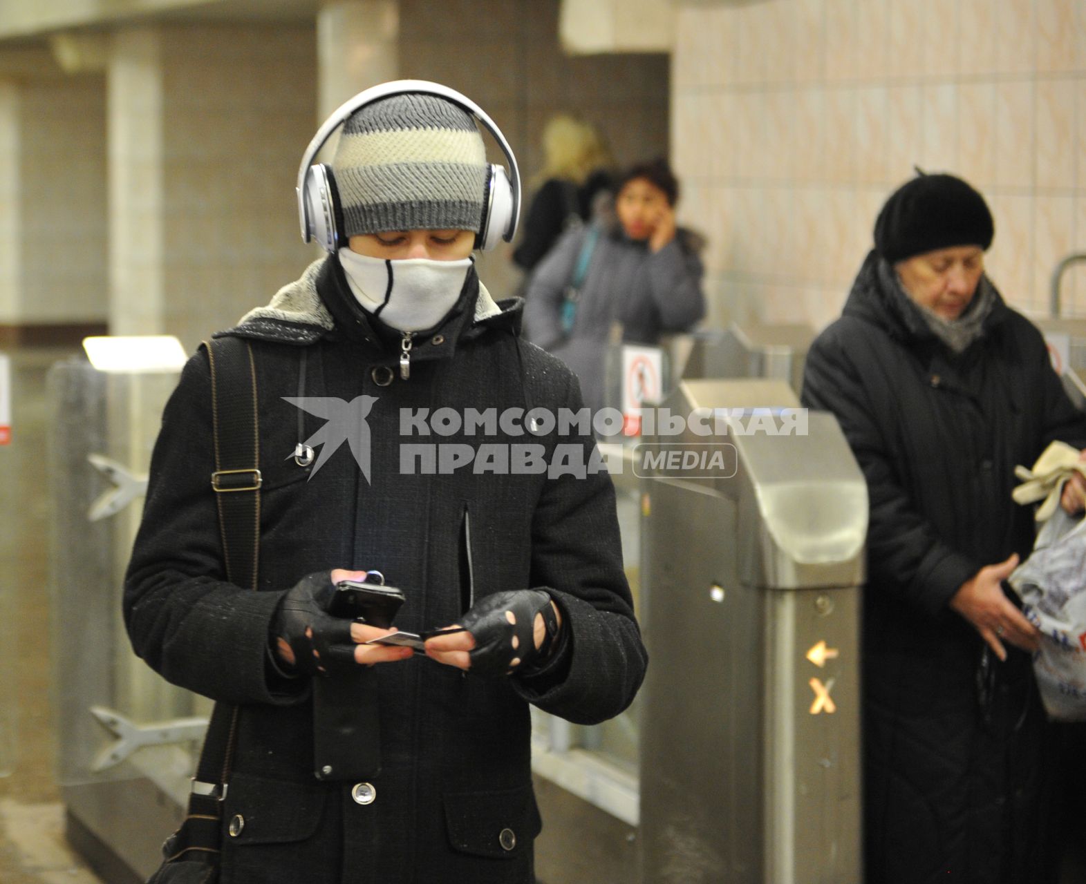 Станция метро `Комсомольская`. На снимке: пассажир в наушниках