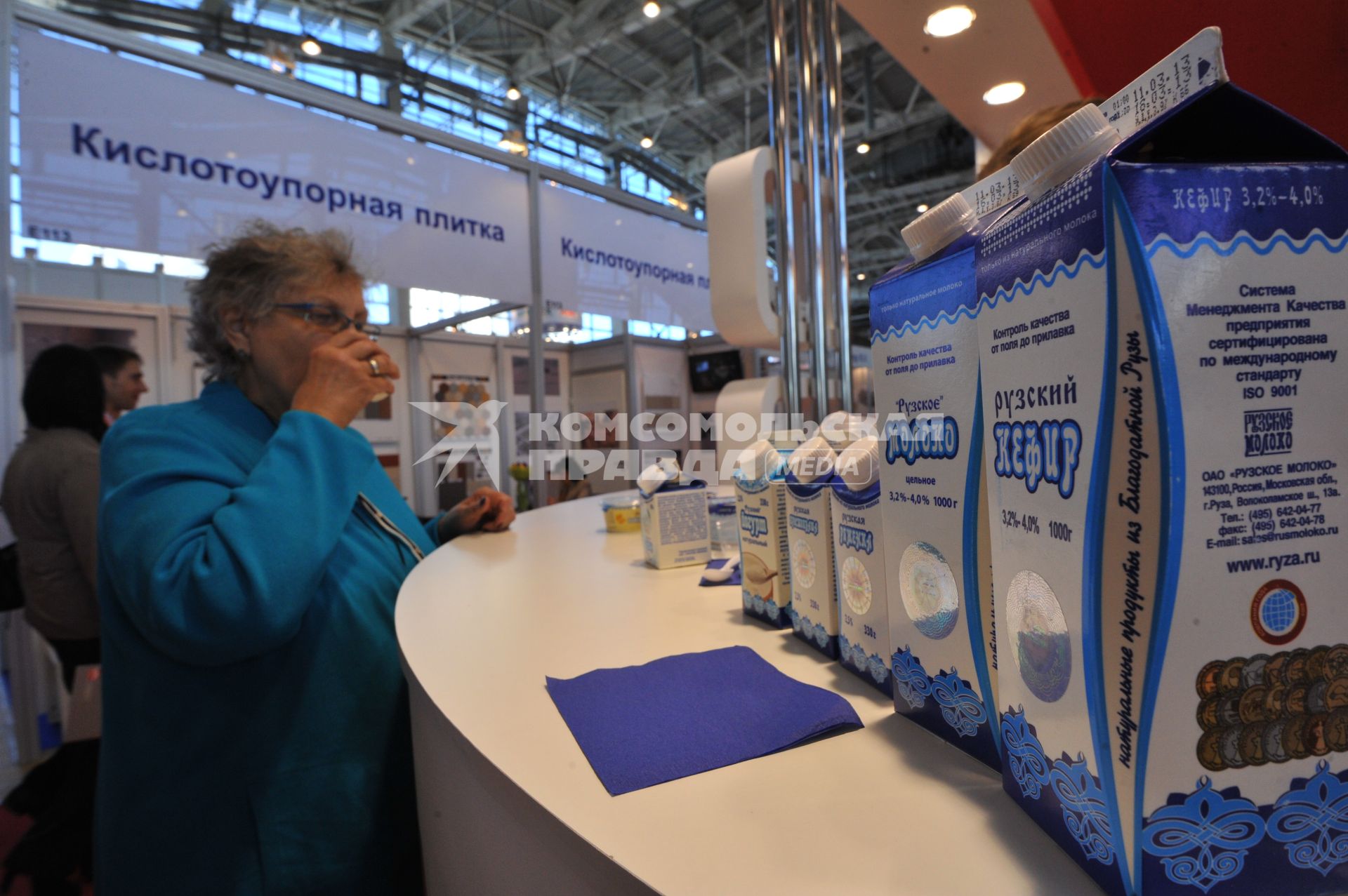 ВВЦ. Международная выставка `Молочная и Мясная индустрия`. На снимке: женщина пьет кефир.