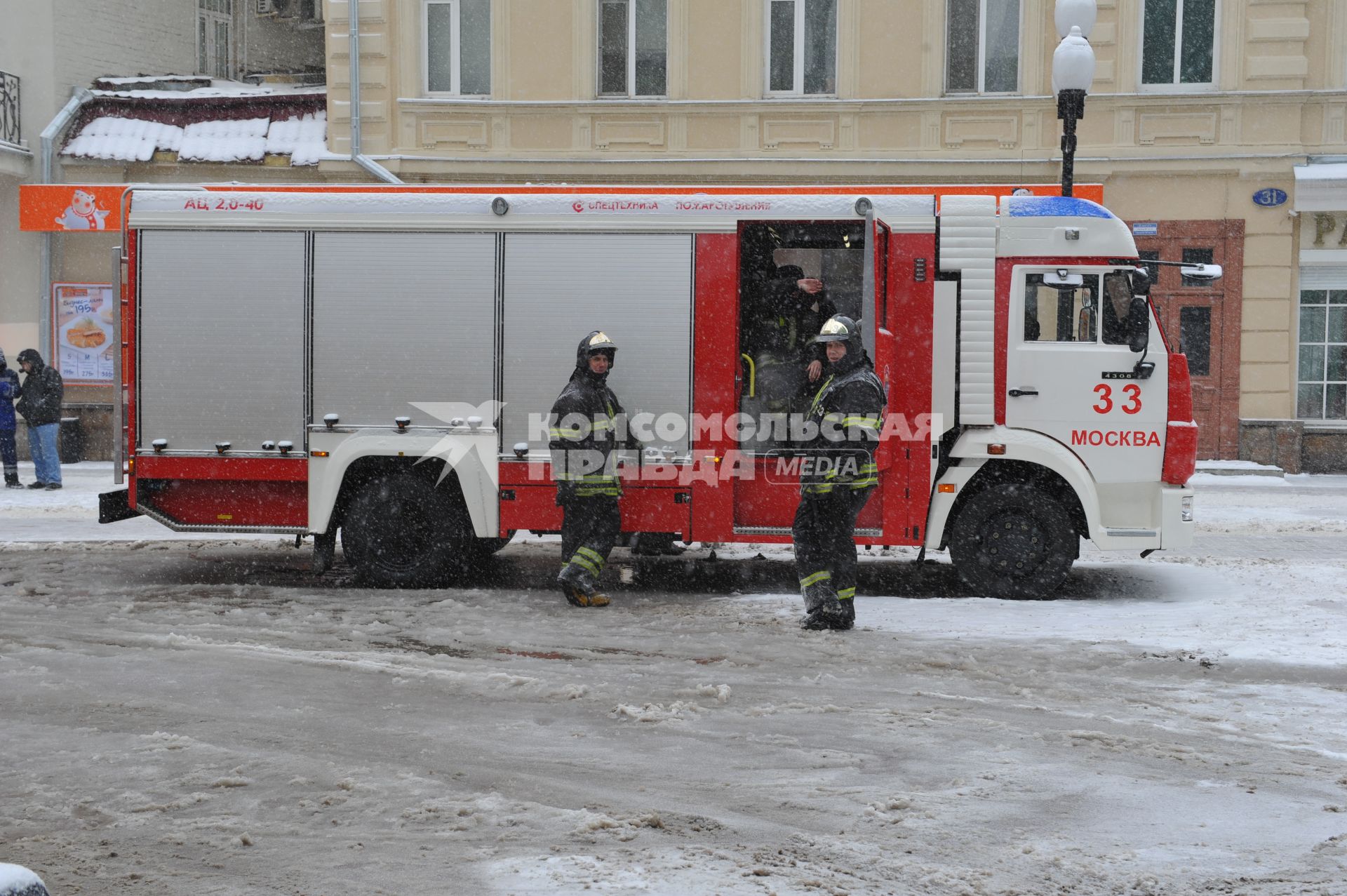 Пожарная машина у здания театра Вахтангова, находящегося на реконструкции. В здании театра загорелся строительный мусор на четвертом этаже.