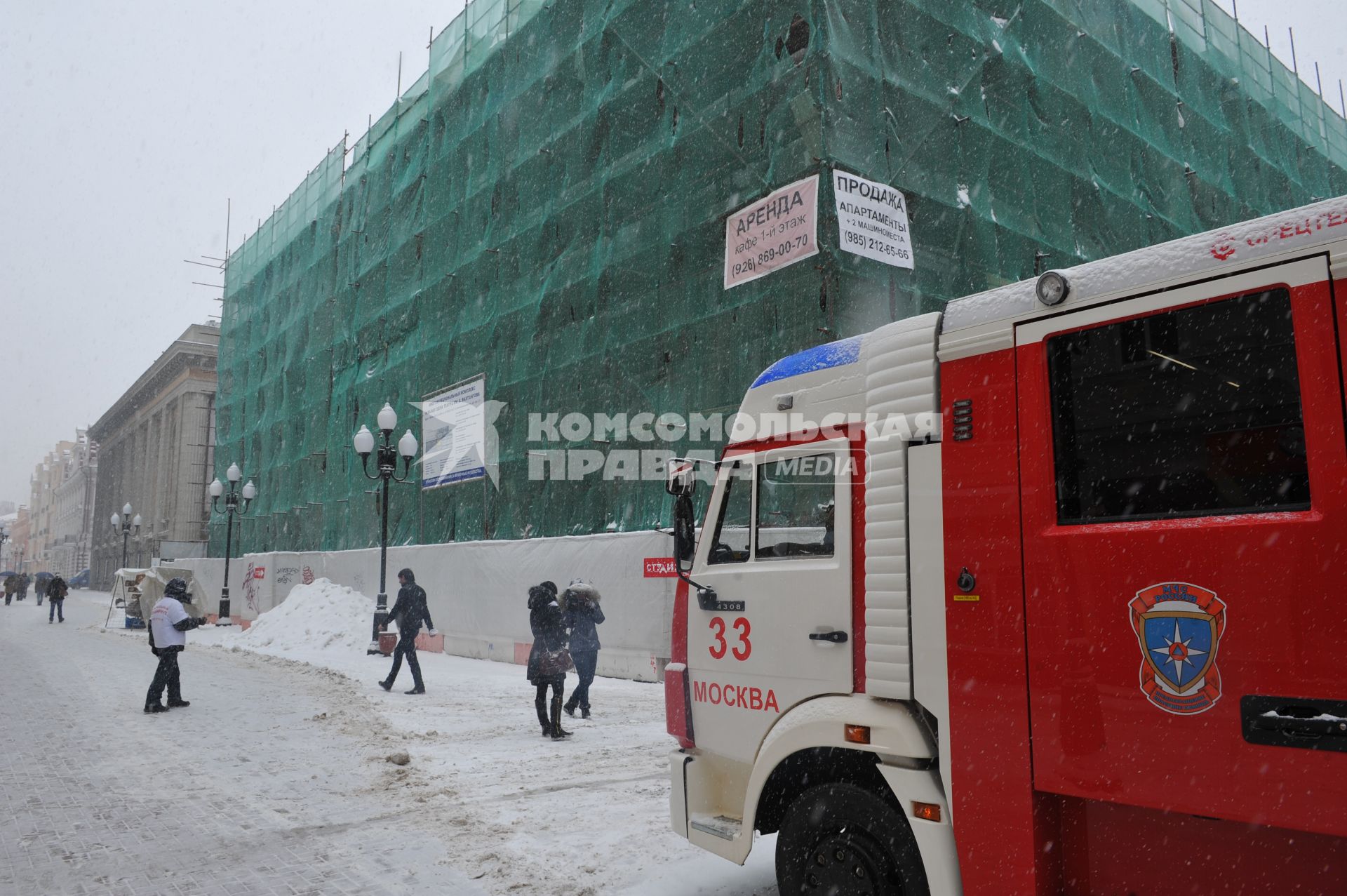 Пожарная машина у здания театра Вахтангова, находящегося на реконструкции. В здании театра загорелся строительный мусор на четвертом этаже.