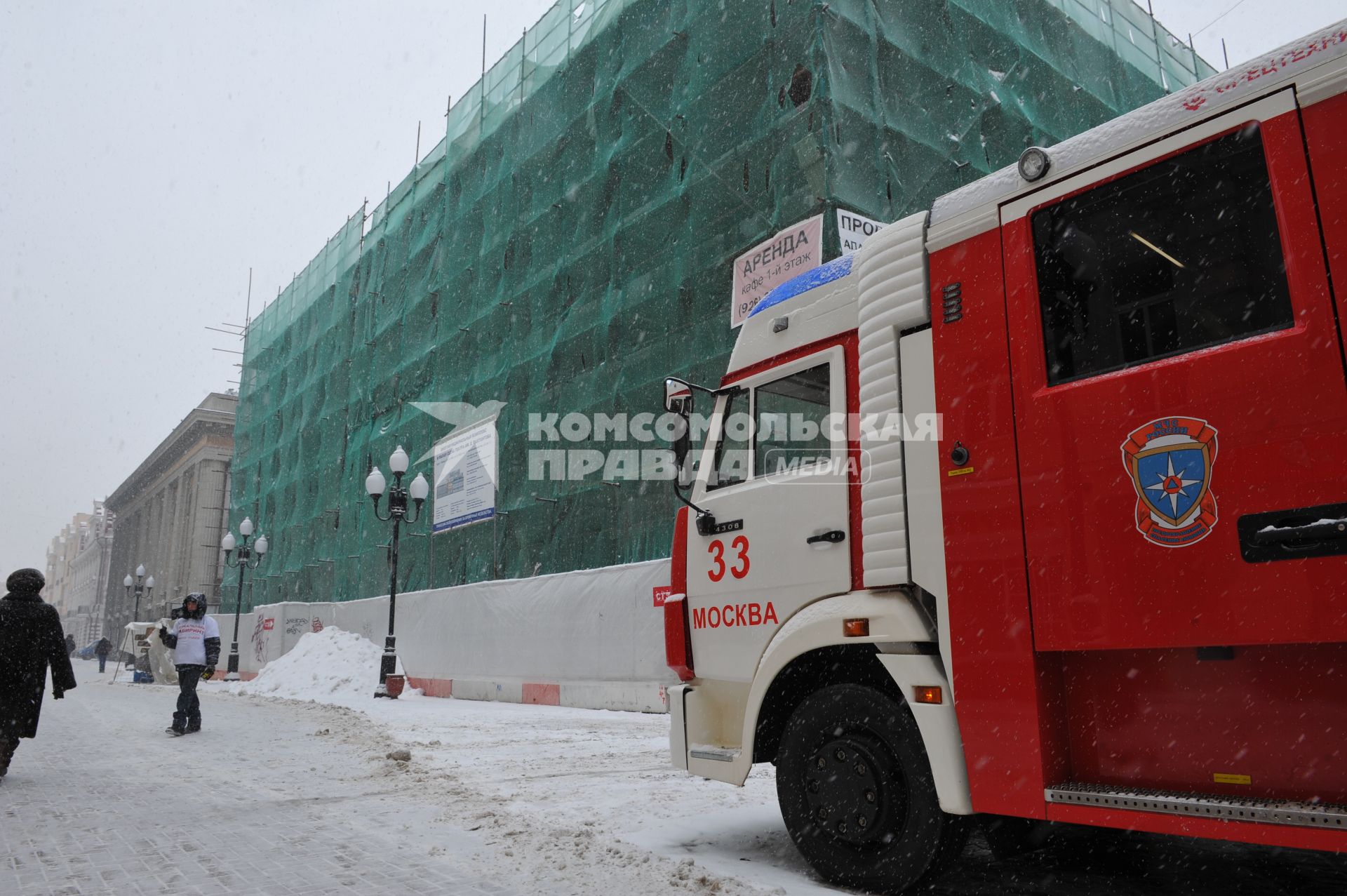 Пожарная машина у здания театра Вахтангова, находящегося на реконструкции. В здании театра загорелся строительный мусор на четвертом этаже.