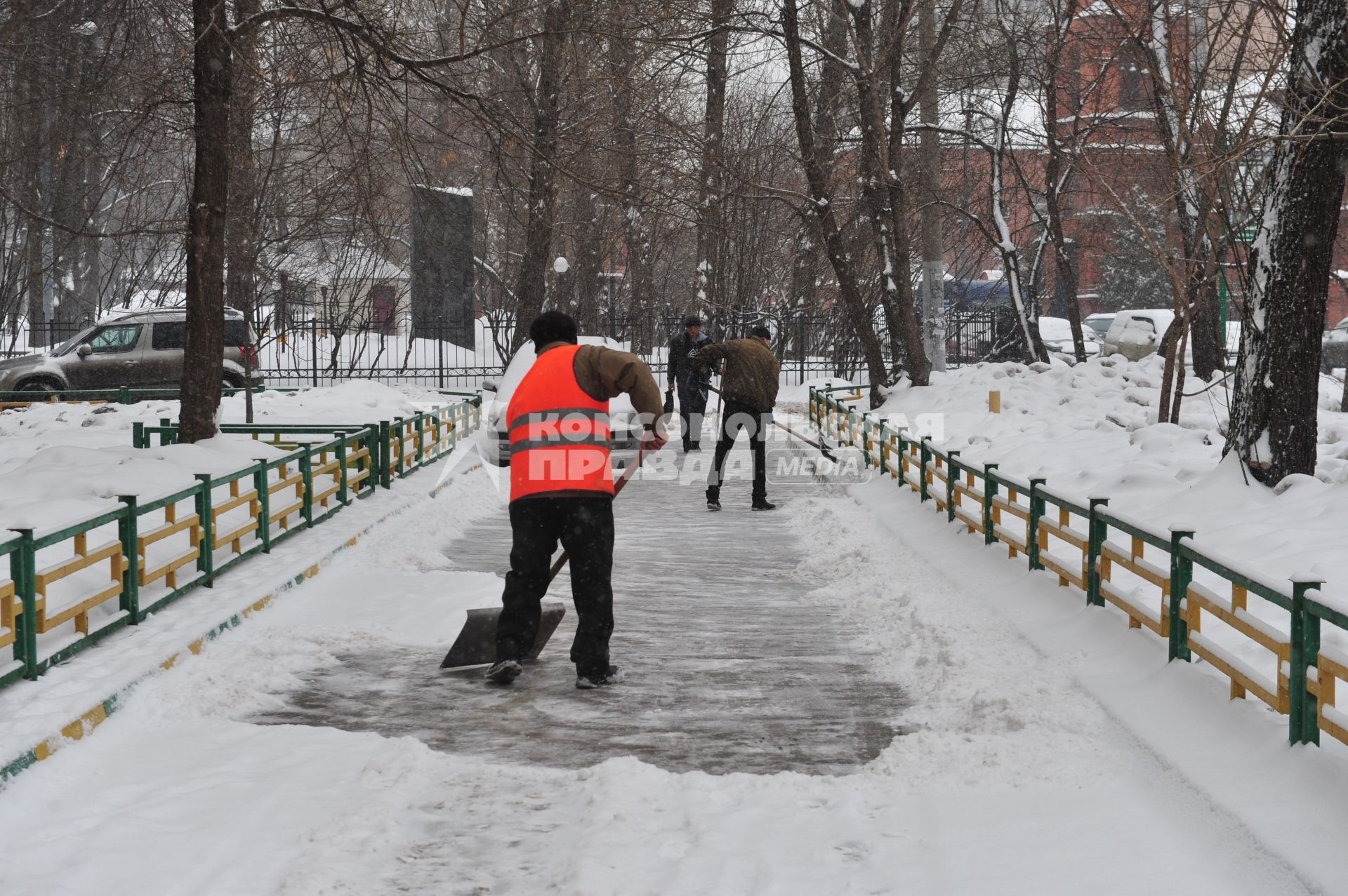 Дворник убирает снег.