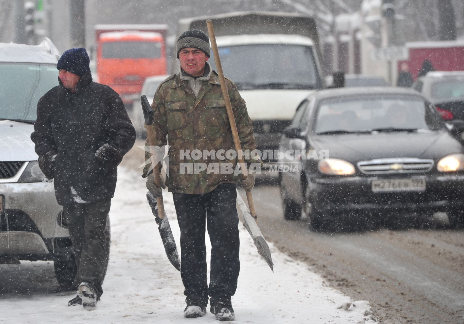 Дворники убирают снег.