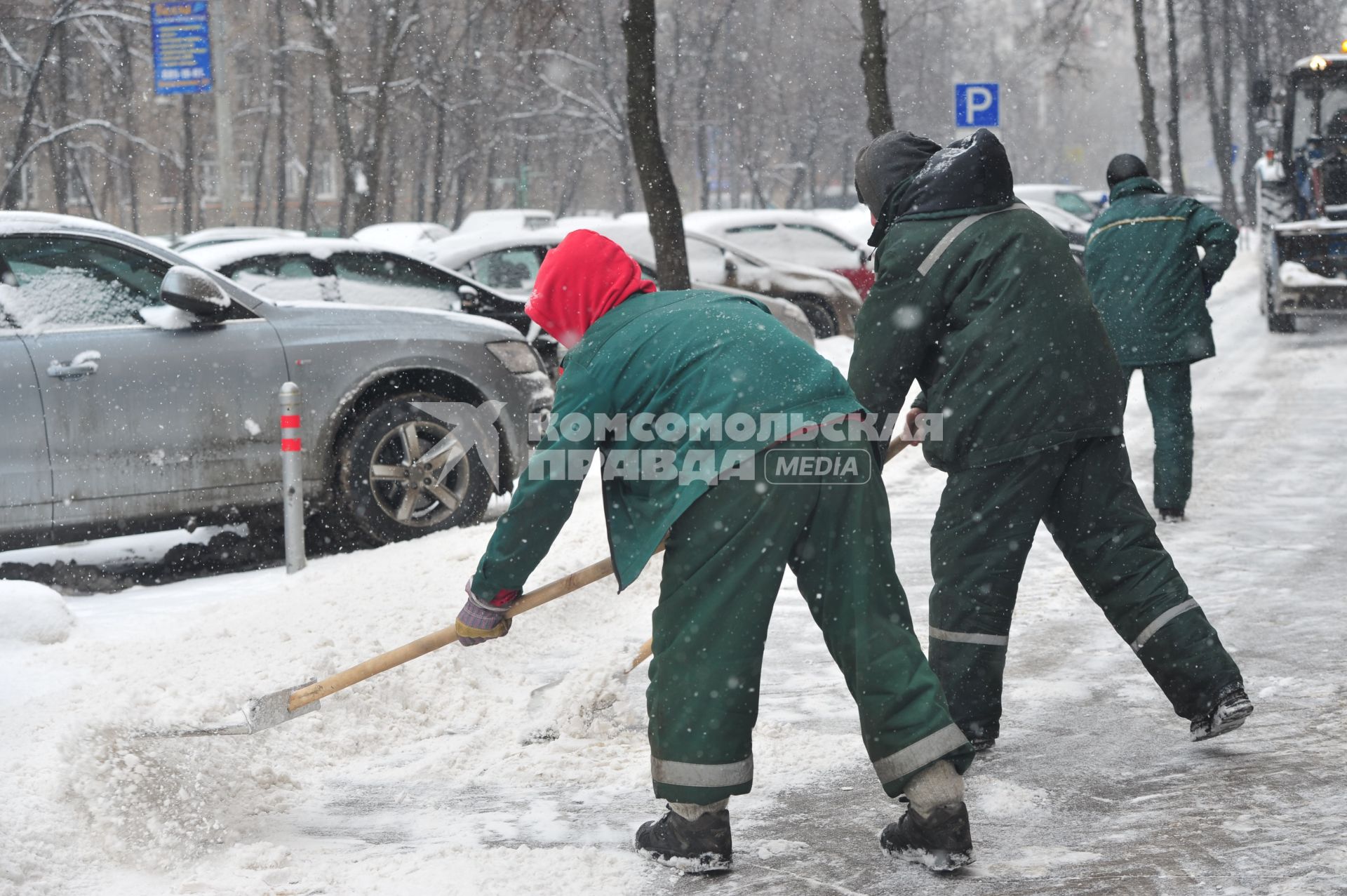 Дворники убирают снег.