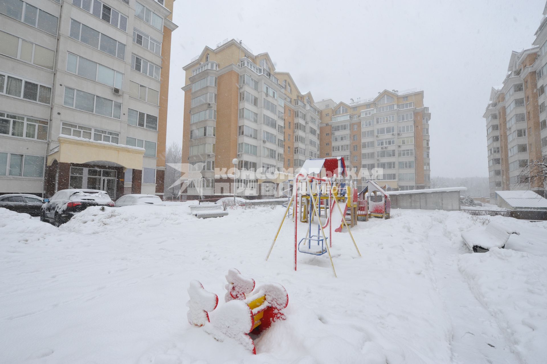 В поселке Заречье Одинцовского района, на улице Университетской, с крыши жилого многоэтажного здания упала глыба льда на коляску, в которой находился ребенок восьми месяцев. В результате он получил травму и был доставлен в больницу. На снимке: жилые дома, где произошел инцендент.