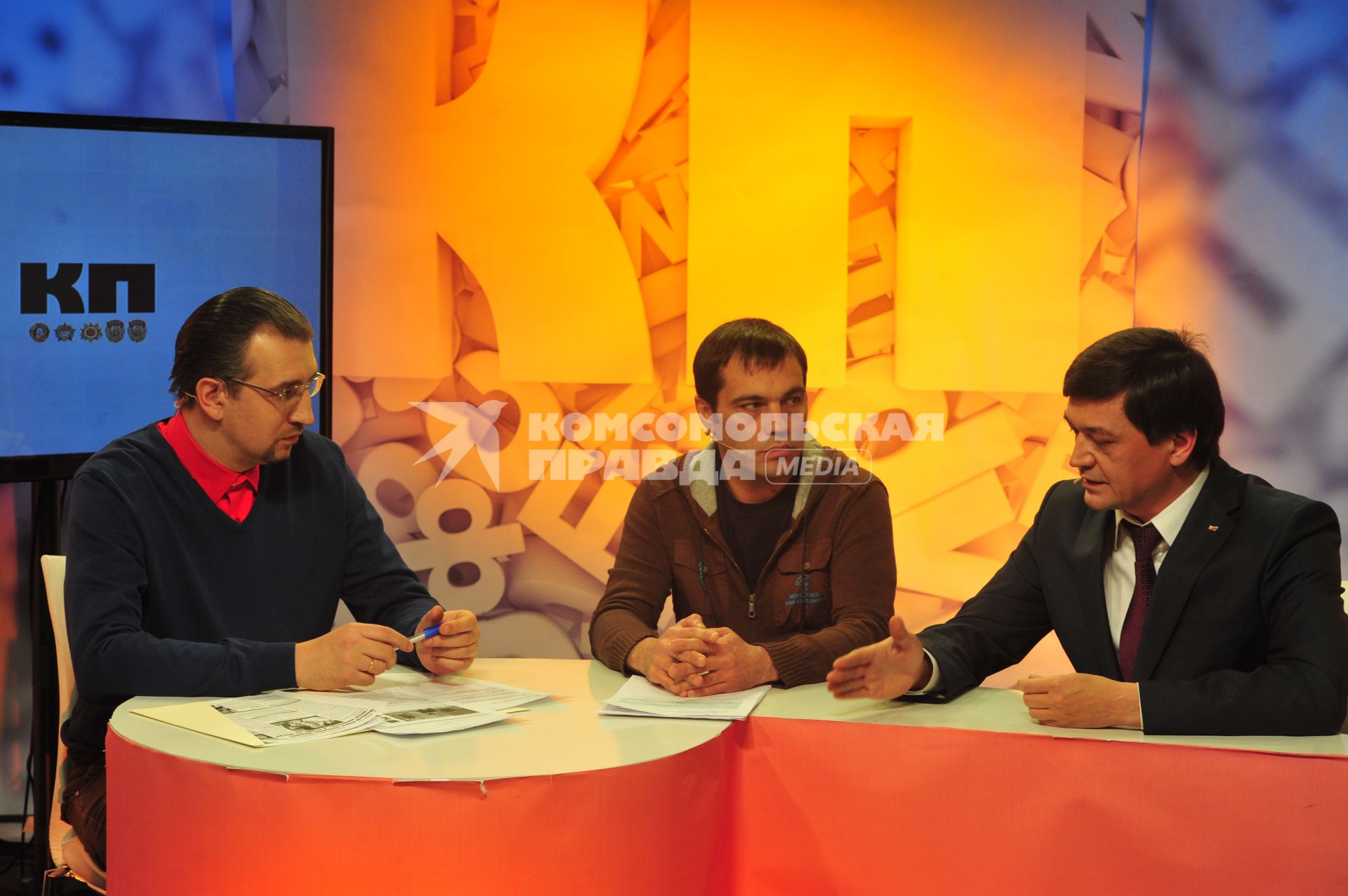 ИД `Комсомольская правда`. Телерадиоведущий Михаил Антонов, заместитель редактора отдела экономики Валерий Бутаев и вице-президент `ОПОРЫ РОССИИ` Азат Газизов.