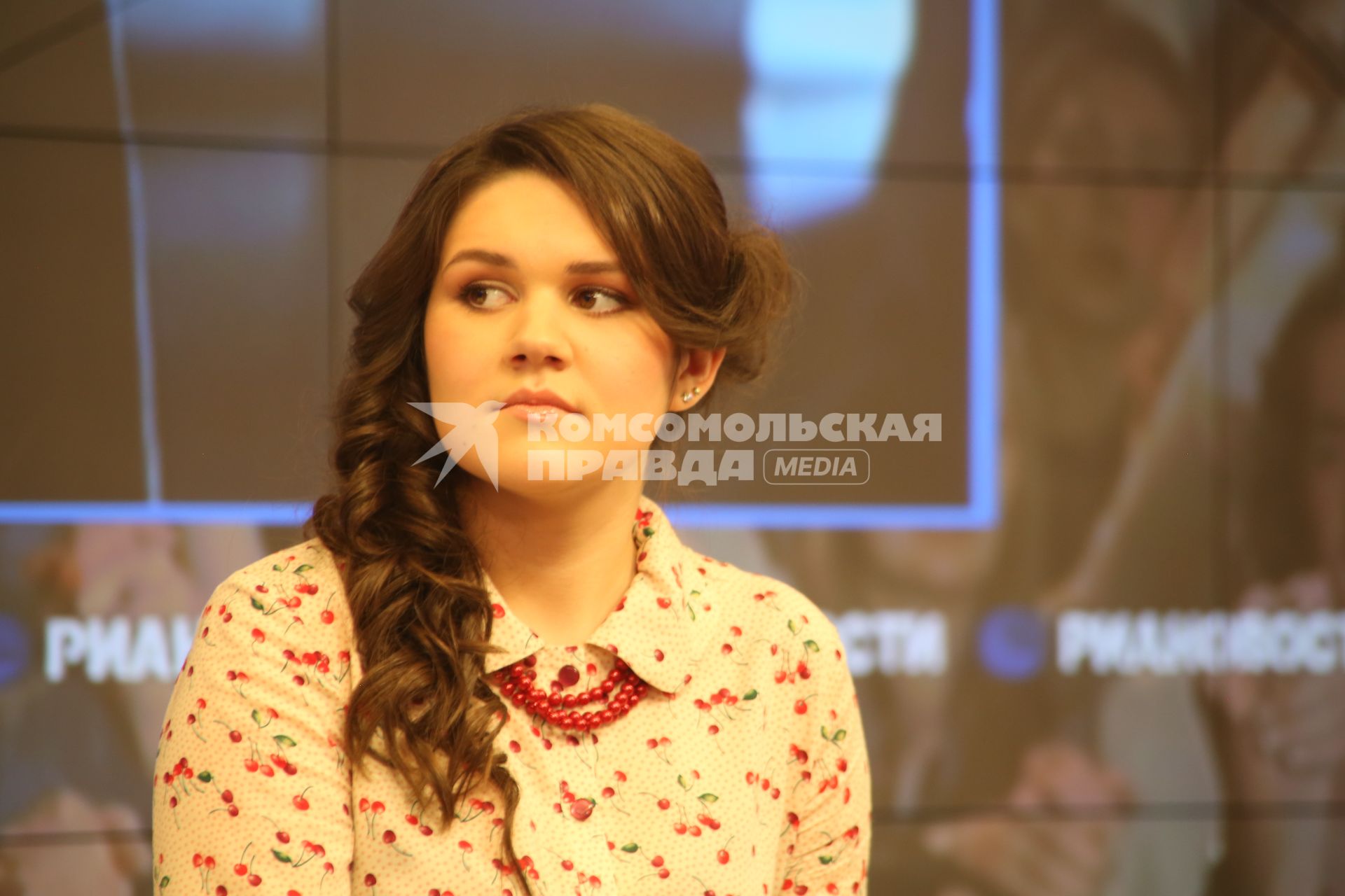 Победительница музыкального телепроекта Первого канала `Голос` Дина Гарипова представила финальную версию песни `What if`, с которой выступит на конкурсе `Евровидение-2013`