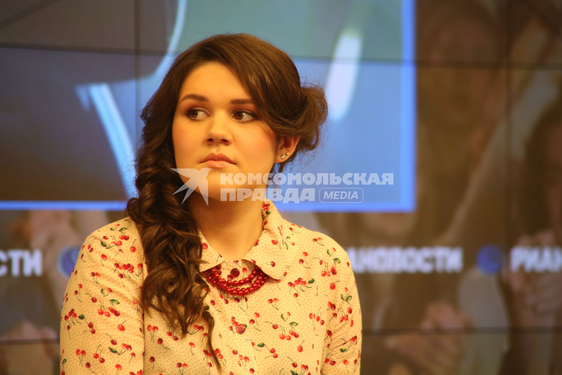 Победительница музыкального телепроекта Первого канала `Голос` Дина Гарипова представила финальную версию песни `What if`, с которой выступит на конкурсе `Евровидение-2013`