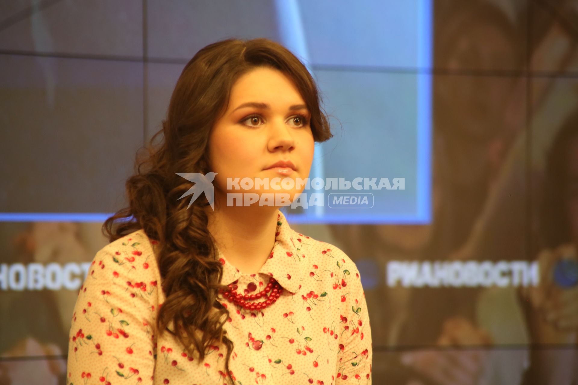 Победительница музыкального телепроекта Первого канала `Голос` Дина Гарипова представила финальную версию песни `What if`, с которой выступит на конкурсе `Евровидение-2013`