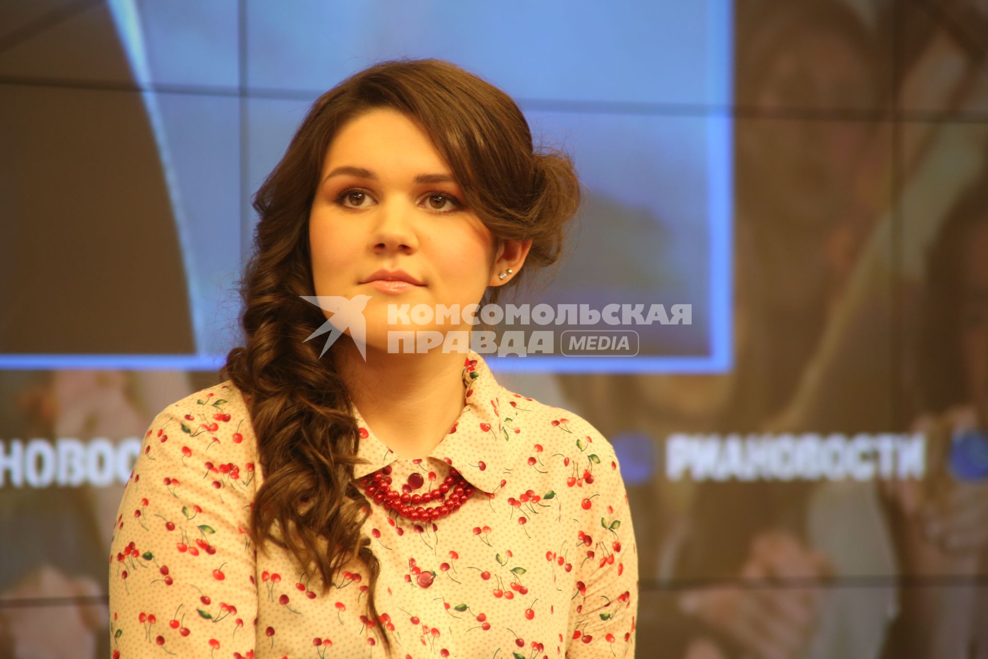 Победительница музыкального телепроекта Первого канала `Голос` Дина Гарипова представила финальную версию песни `What if`, с которой выступит на конкурсе `Евровидение-2013`