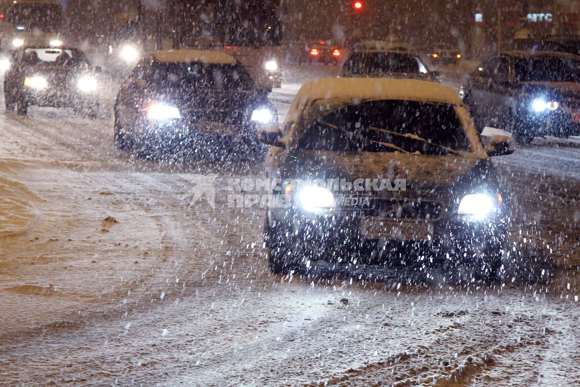 Автомобильное движение во время снегопада.