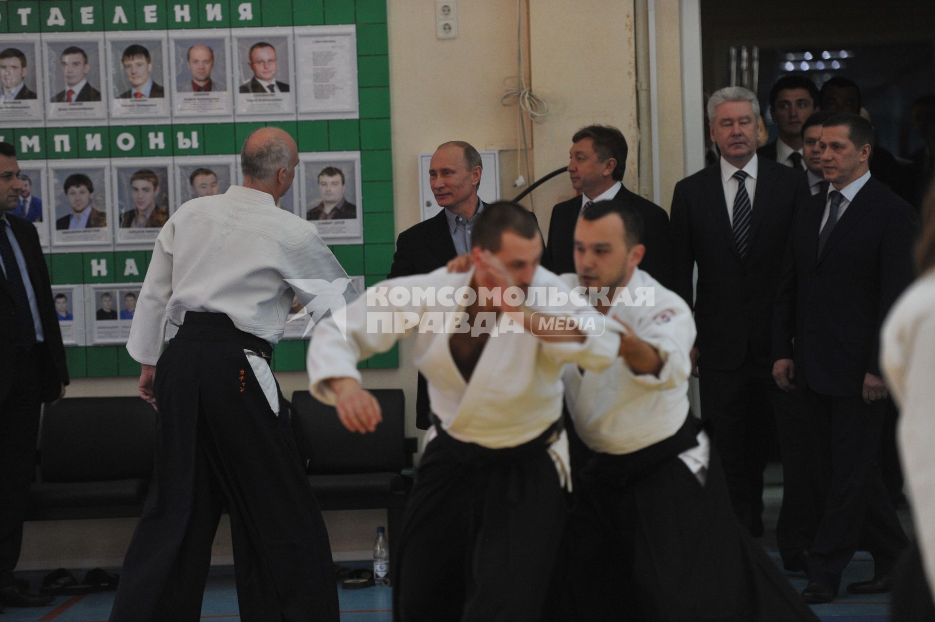 Церемония открытия нового спортивного комплекса Центра образования `Самбо-70`. На снимке: президент РФ Владимир Путин (второй слева), мэр Москвы Сергей Собянин (третий справа) и сопредседатель Российского Союза боевых искусств, помощник президента РФ Юрий Трутнев (справа).