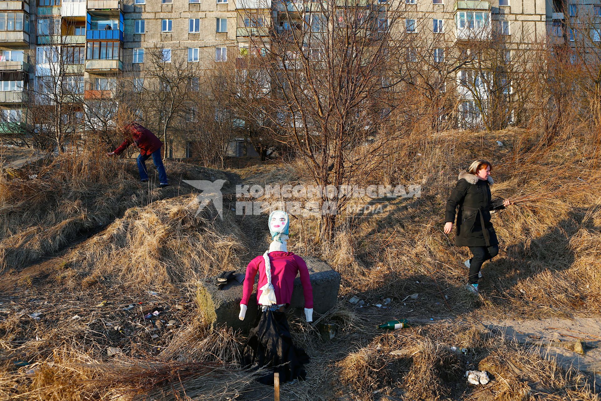 Жители московского проспекта Калининграда празднуют масленицу на берегу реки Преголя