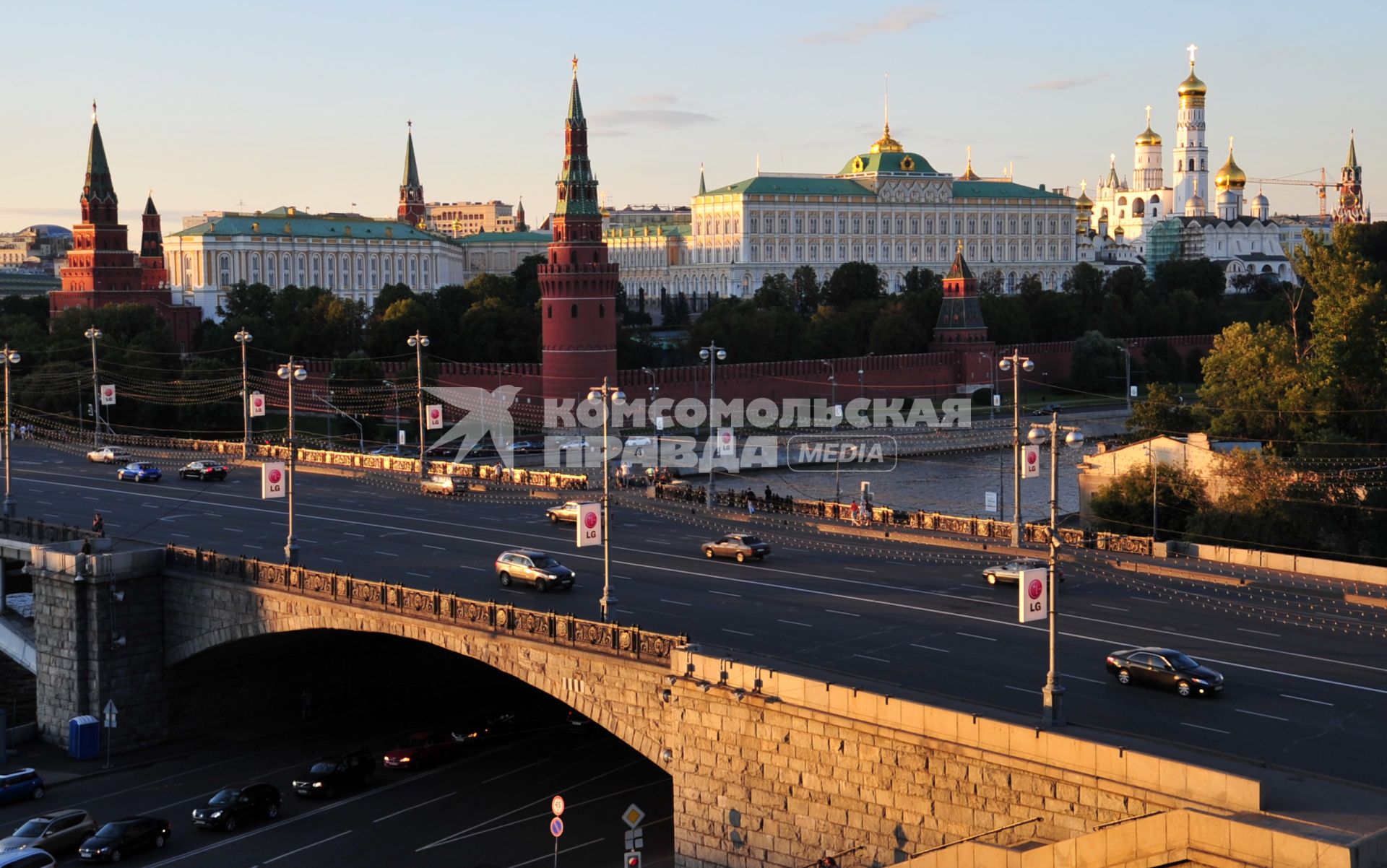 VI Фестиваль коллекций современного искусства. Выставка соверменного белорусского искусства `BELARUS – YOUNG CONTEMPORARY ART`, организованная в квартире атташе по культуре Посольства Австрии в Москве Симона Мраза.