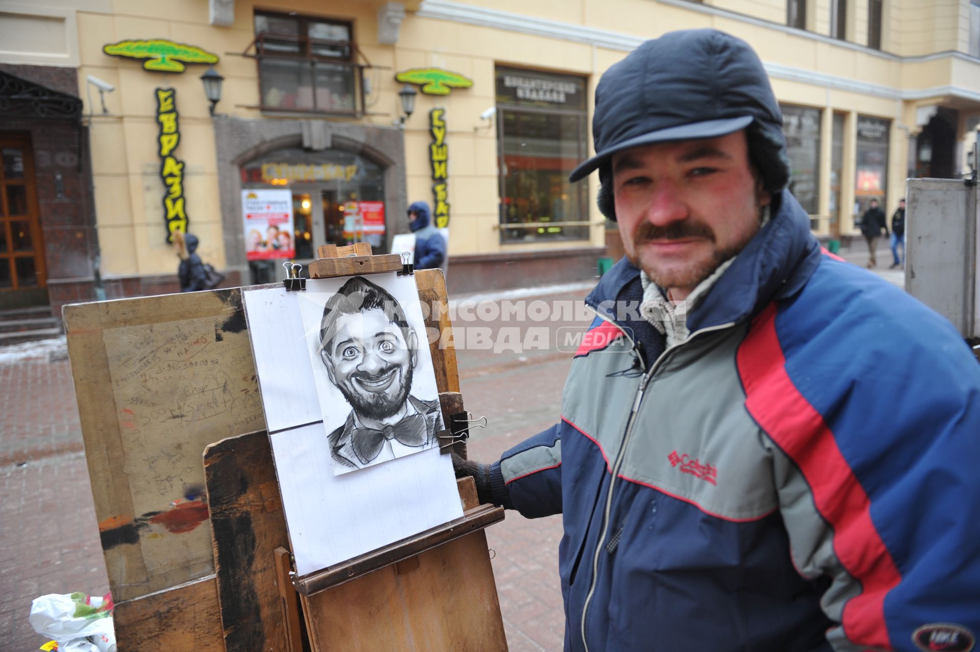 Старый Арбат. Художник рисует шарж на шоумена Михаила Галустяна.