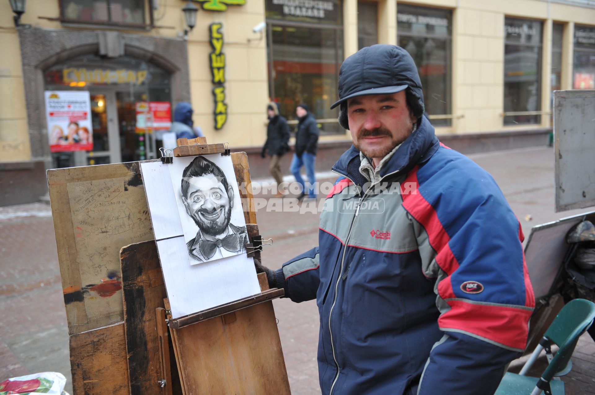 Старый Арбат. Художник рисует шарж на шоумена Михаила Галустяна.