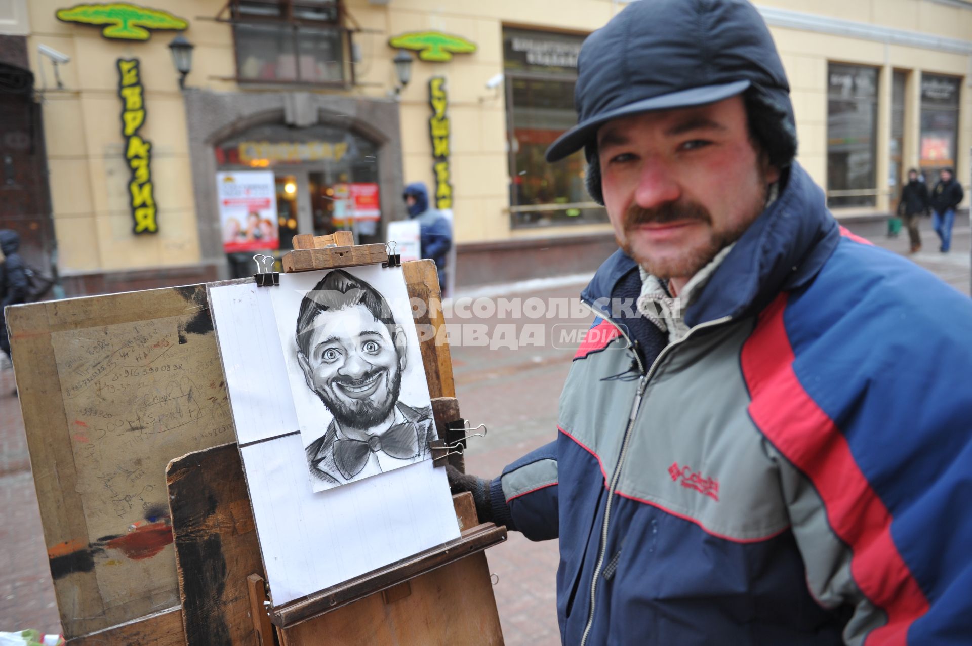 Старый Арбат. Художник рисует шарж на шоумена Михаила Галустяна.