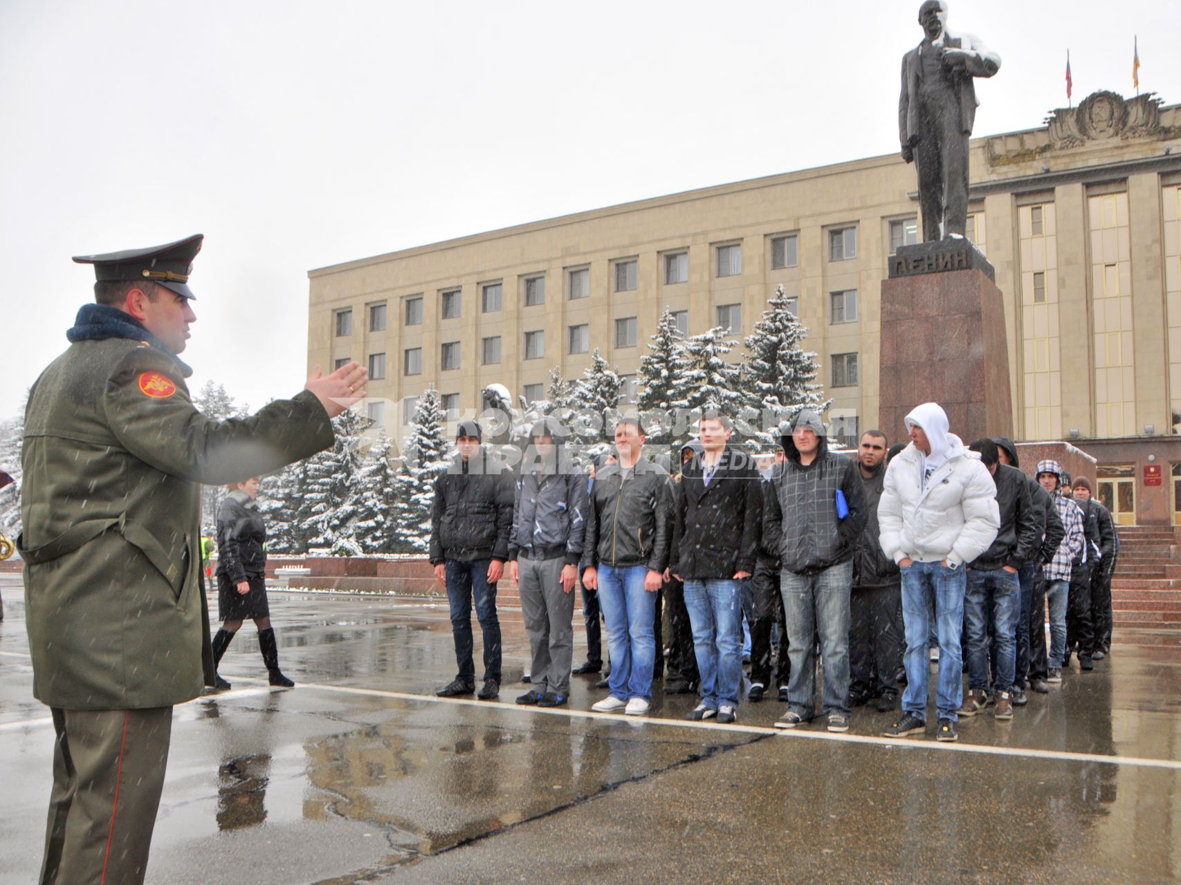 Призывники построились на площади.