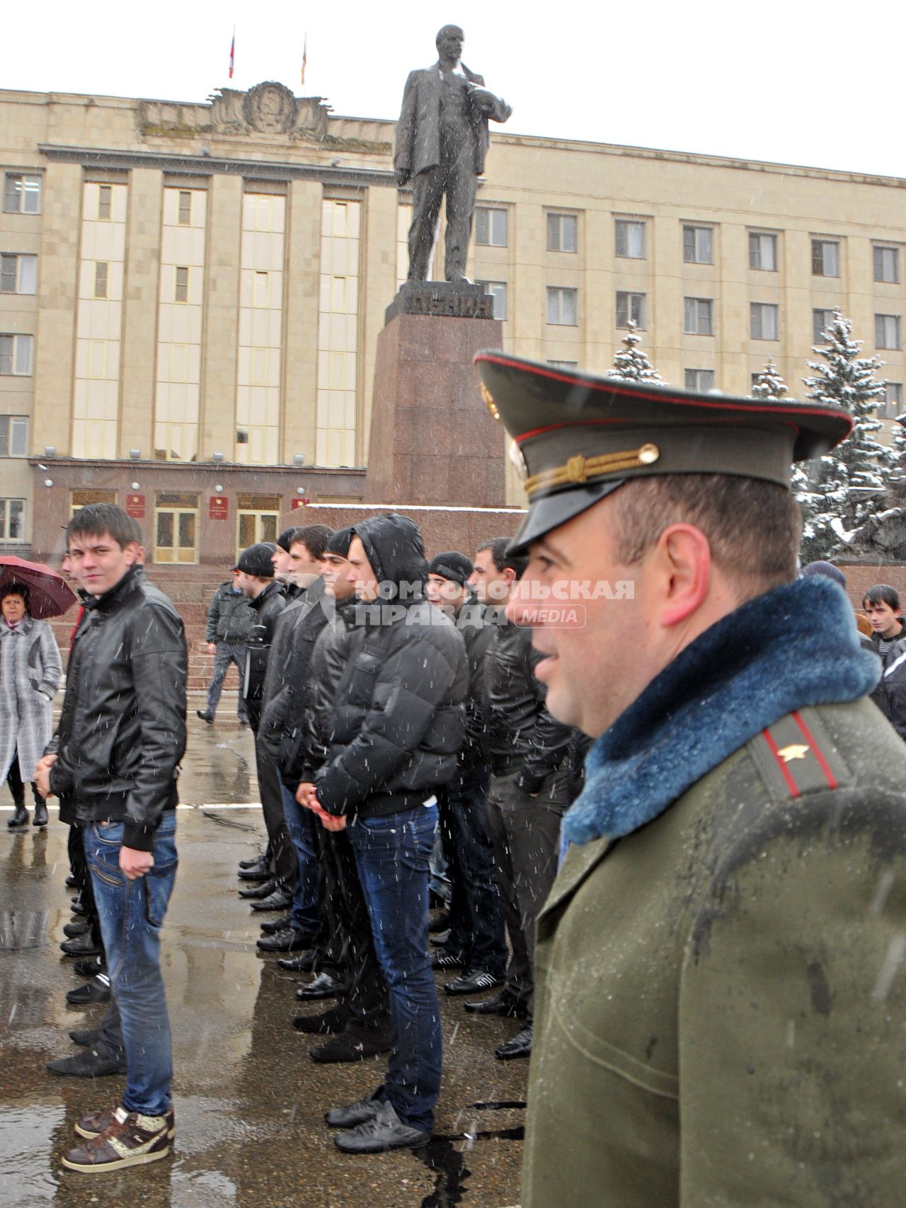 Призывники построились на площади.